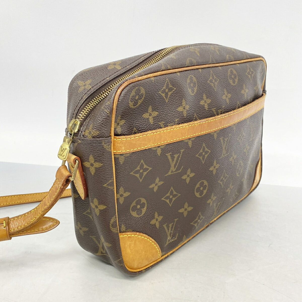 Louis Vuitton Brown Shoulder Bag (Pre-Owned)