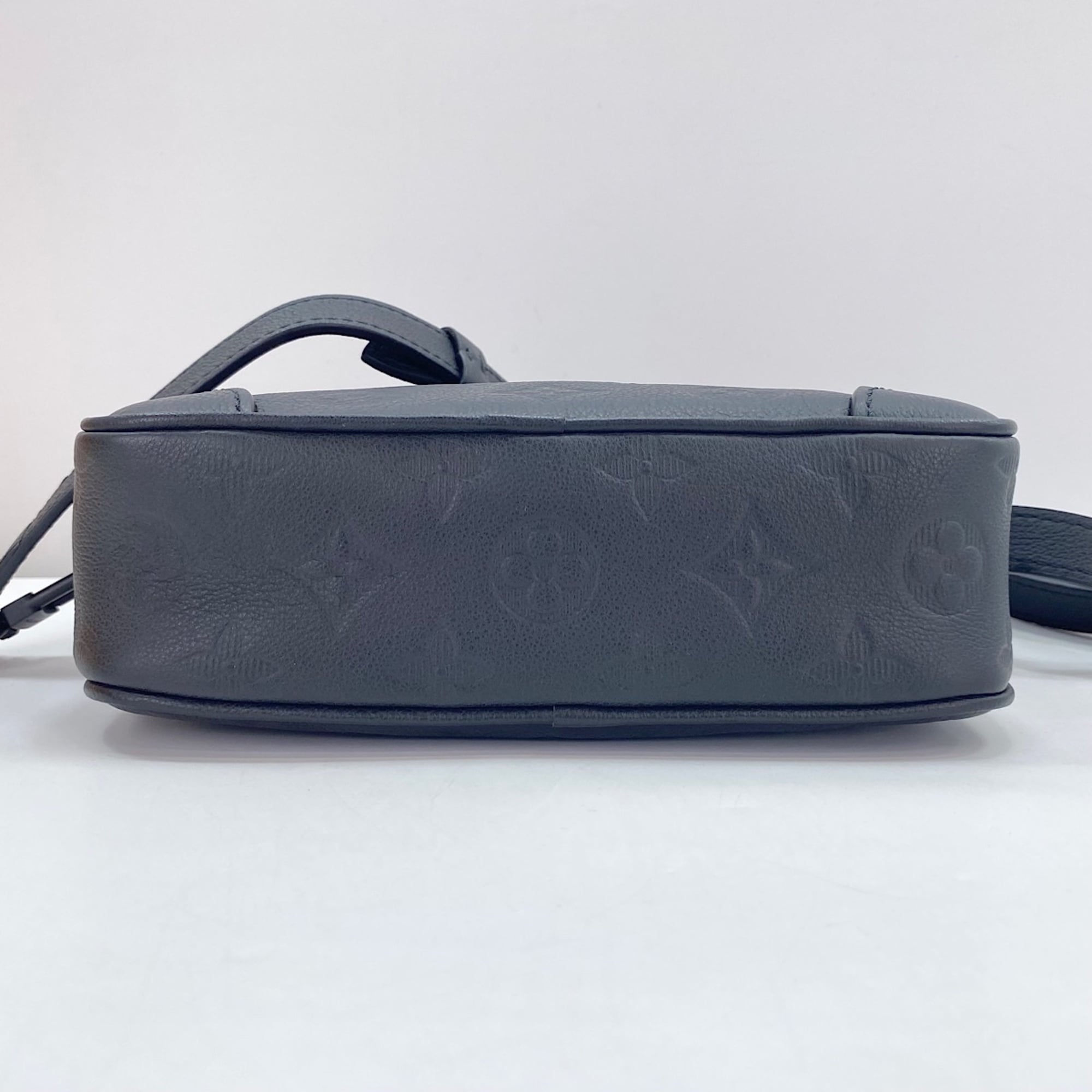 Louis Vuitton Black Shoulder Bag (Pre-Owned)