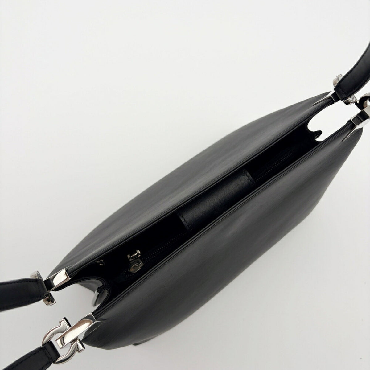Salvatore Ferragamo Black Leather Shoulder Bag (Pre-Owned)