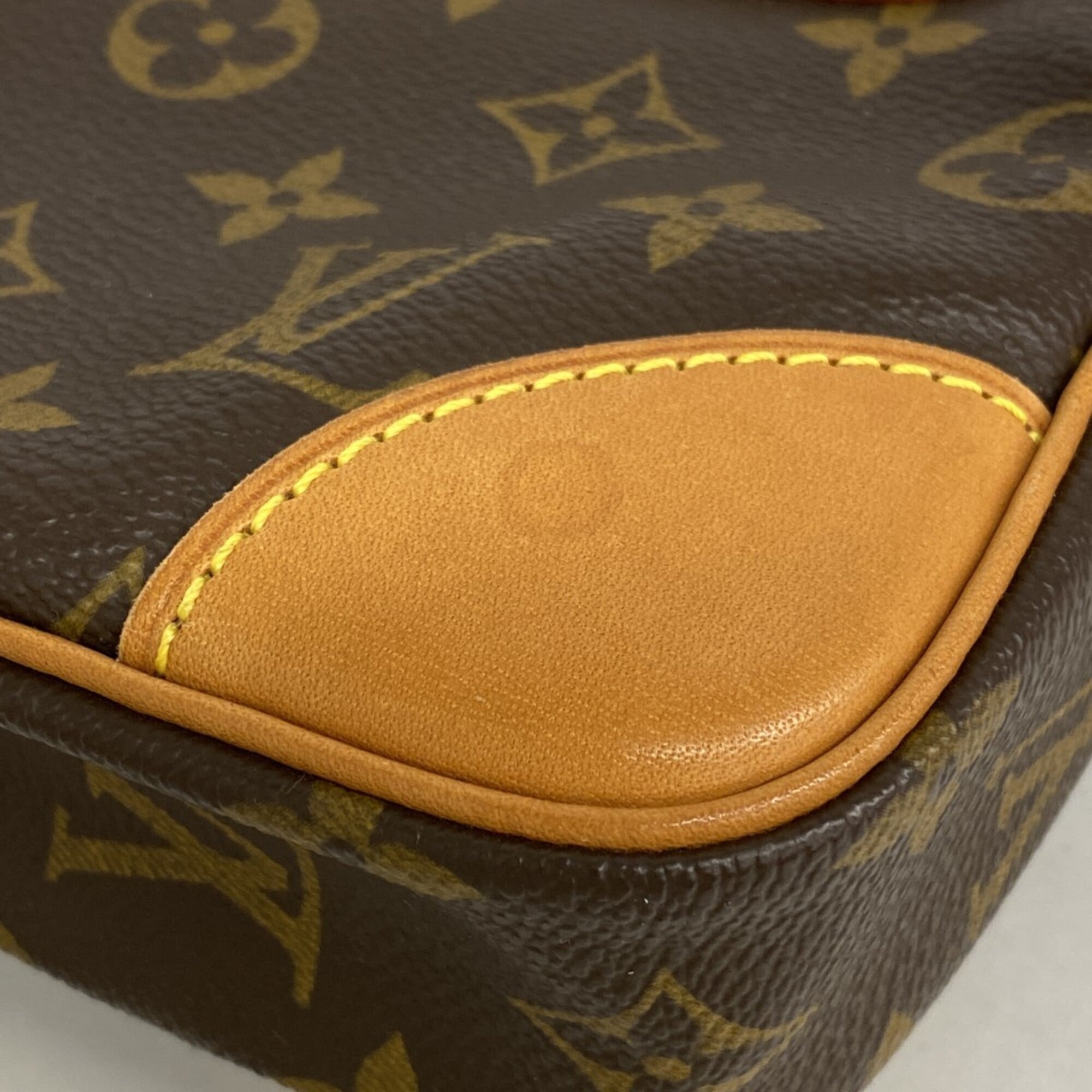 Louis Vuitton Brown Clutch Bag (Pre-Owned)