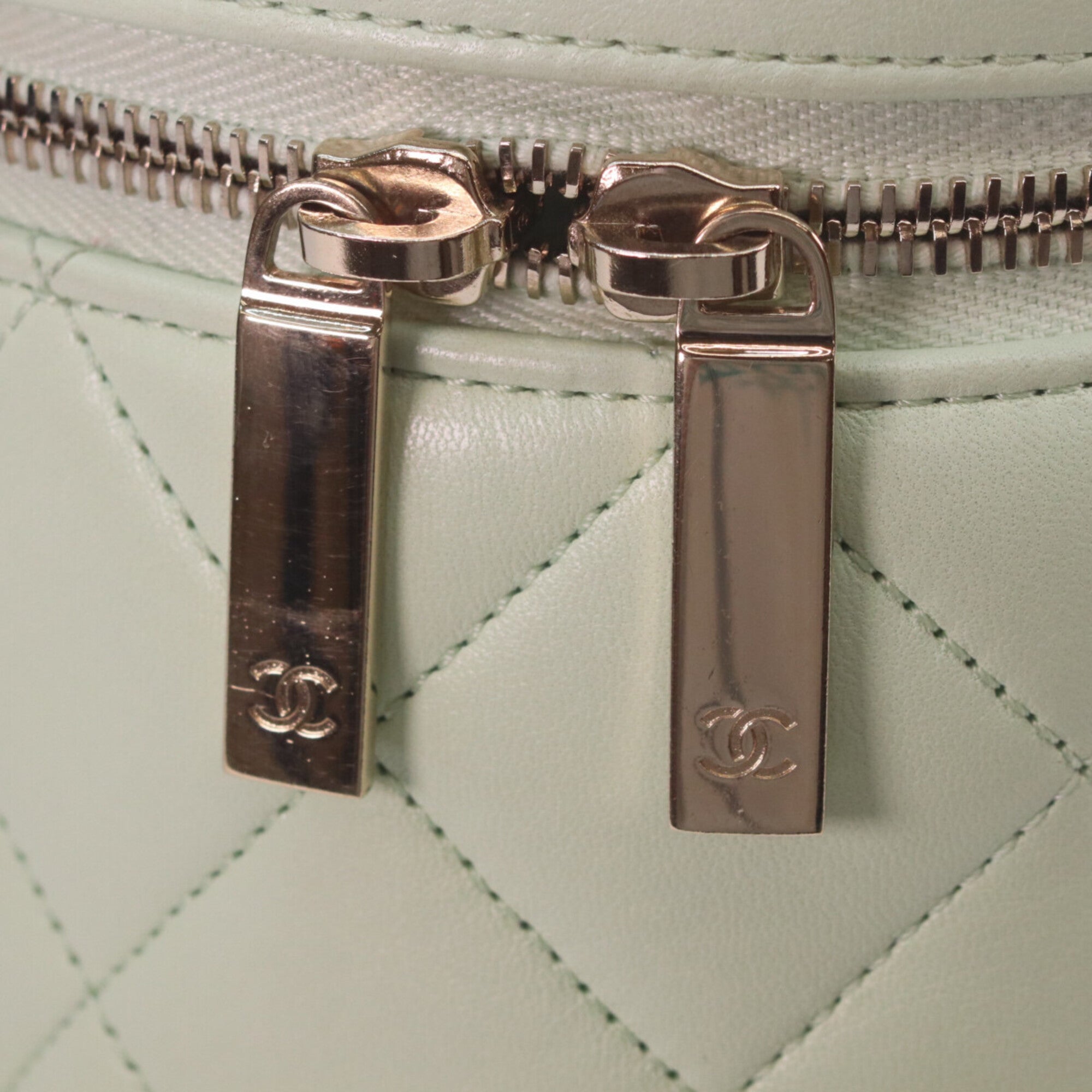 Chanel Lime Green Leather Shoulder Bag (Pre-Owned)