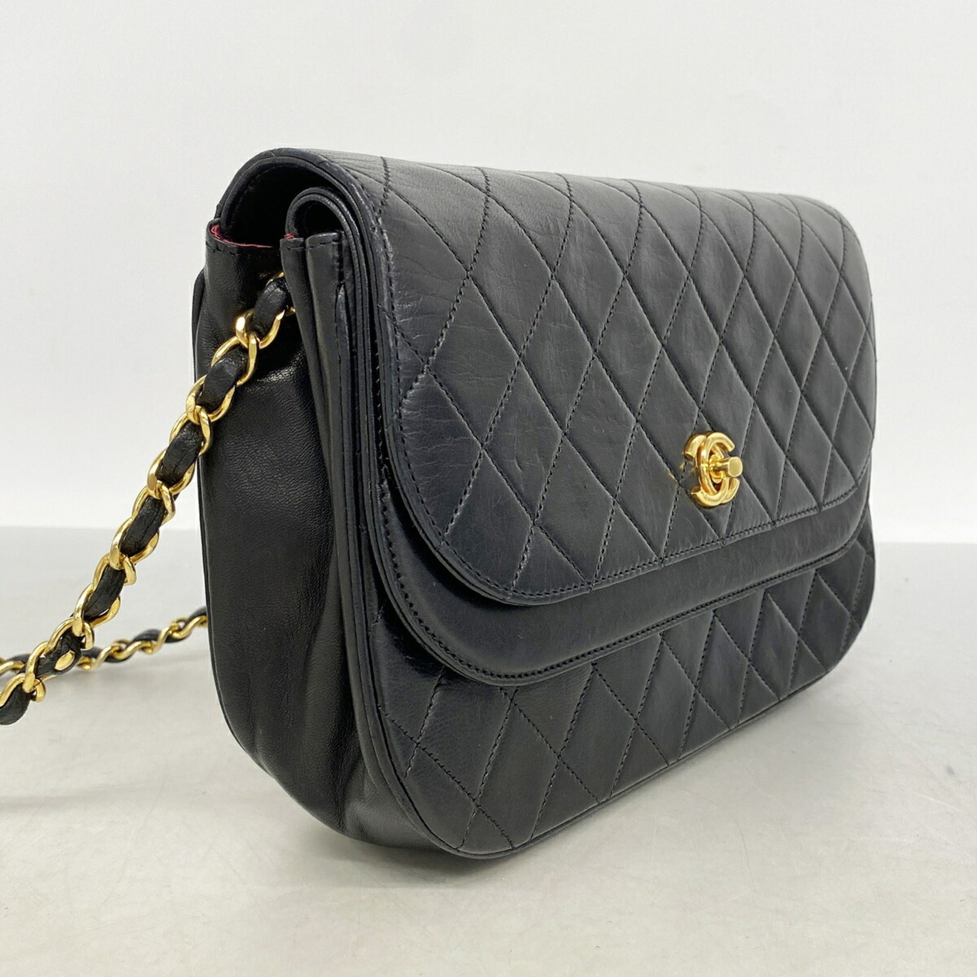 Chanel Black Leather Shoulder Bag (Pre-Owned)