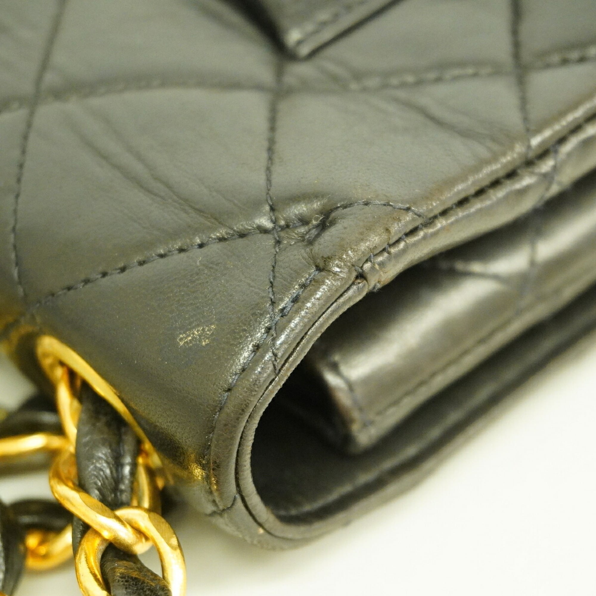 Chanel Black Leather Shoulder Bag (Pre-Owned)