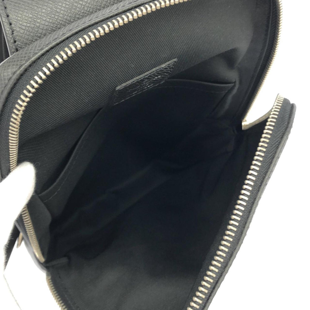 Louis Vuitton Black Leather Shoulder Bag (Pre-Owned)