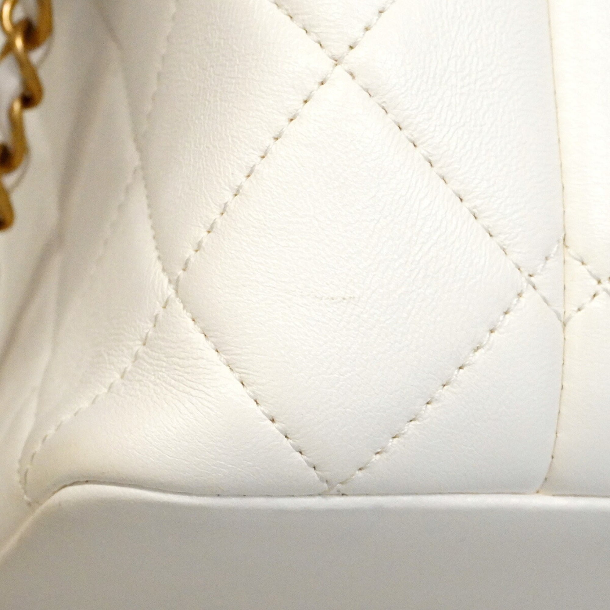 Chanel White Leather Handbag (Pre-Owned)