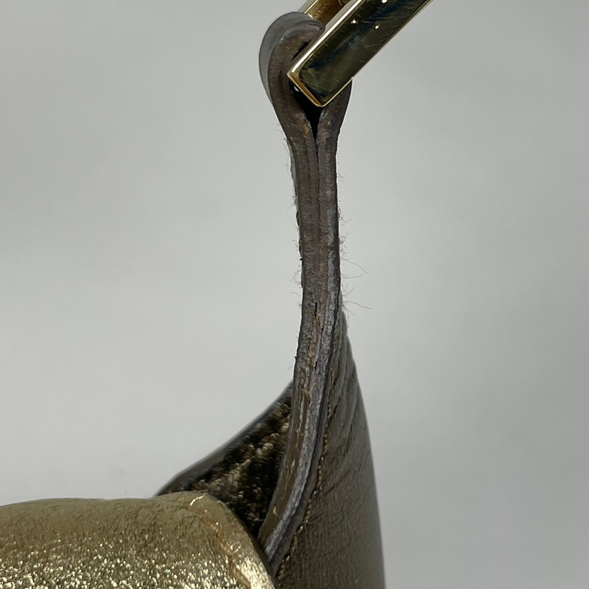 Gucci Gold Leather Shoulder Bag (Pre-Owned)