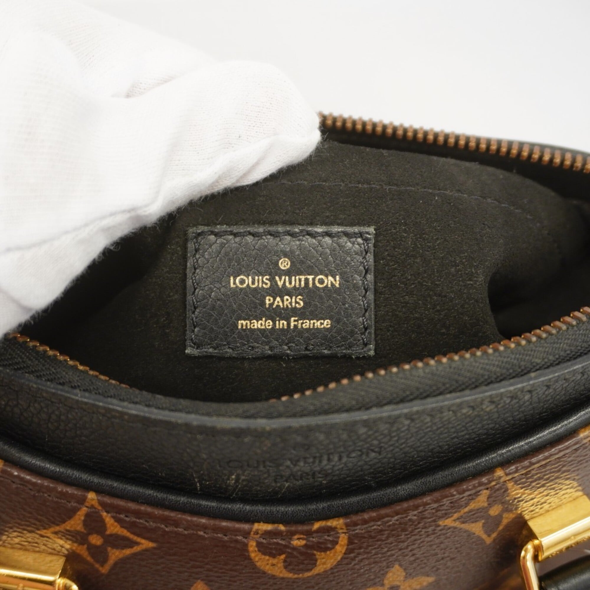 Louis Vuitton Noir Handbag (Pre-Owned)