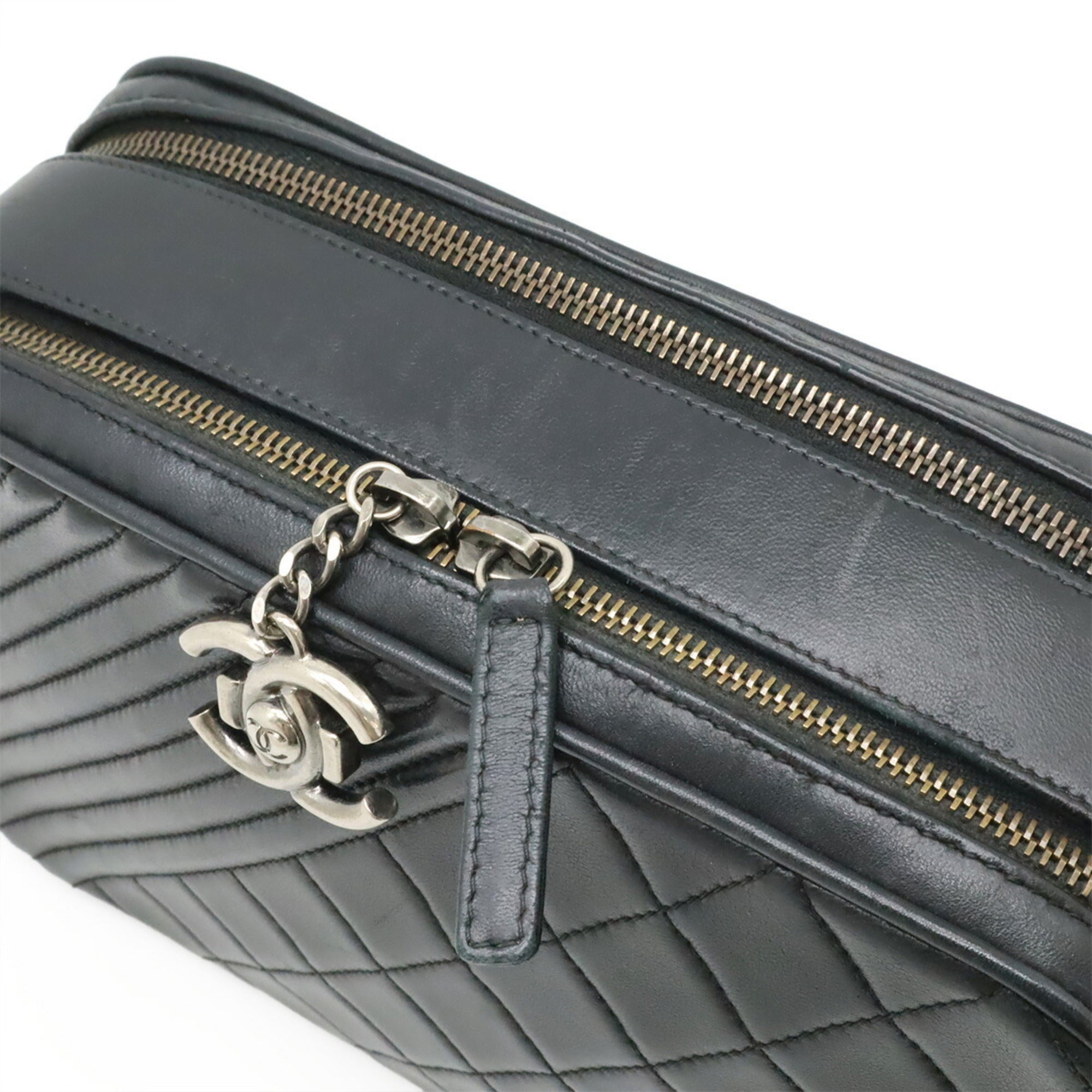 Chanel Black Leather Pochette Shoulder Bag (Pre-Owned)