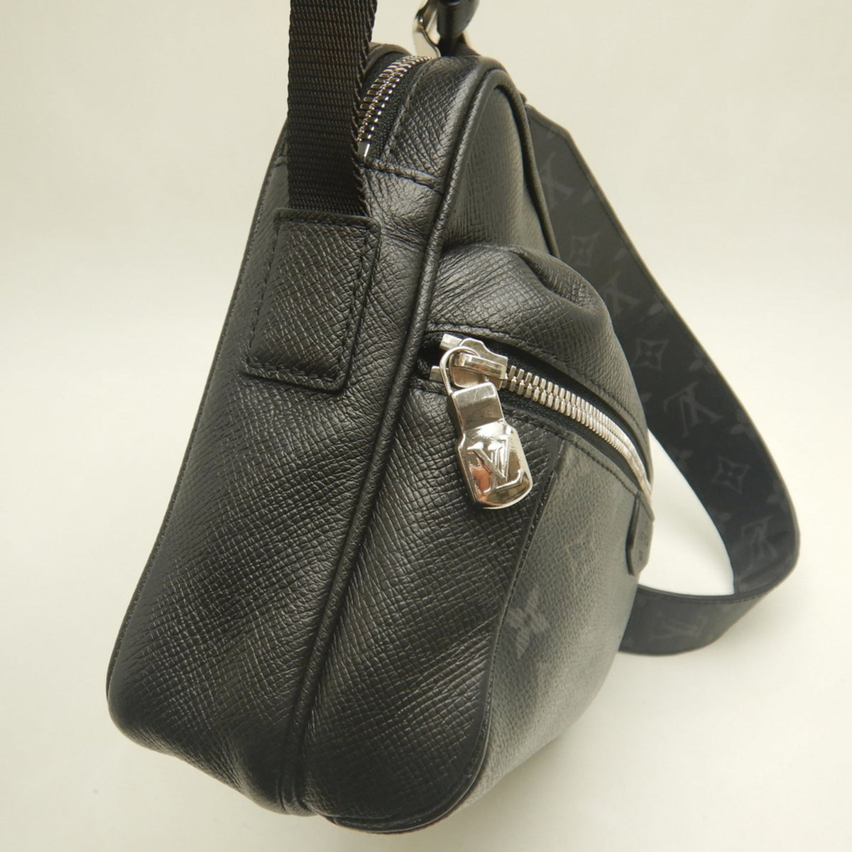 Louis Vuitton Noir Taigarama Shoulder Bag (Pre-Owned)