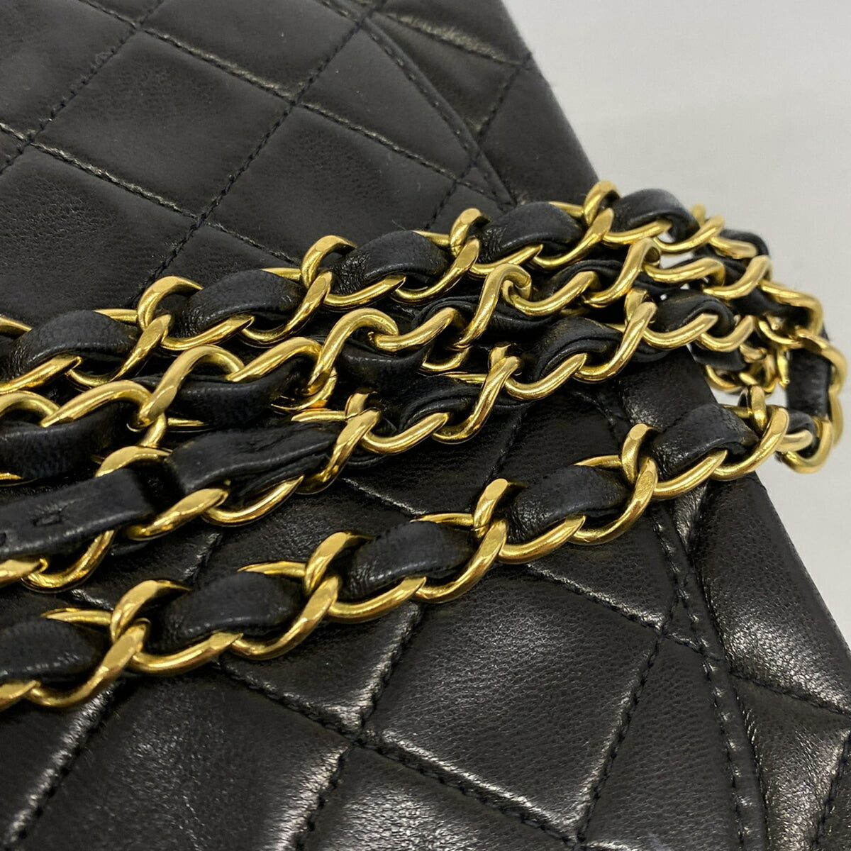 Chanel Black Leather Shoulder Bag (Pre-Owned)