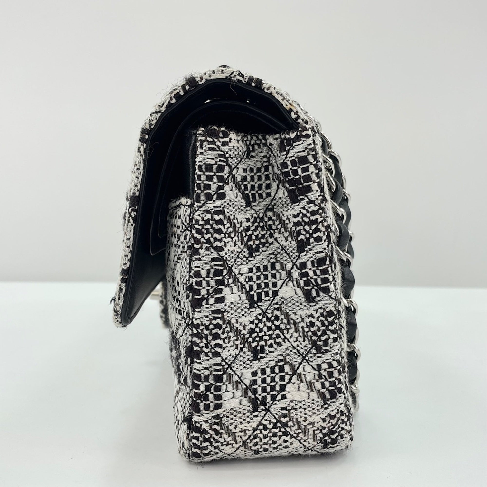 Chanel White Handbag (Pre-Owned)