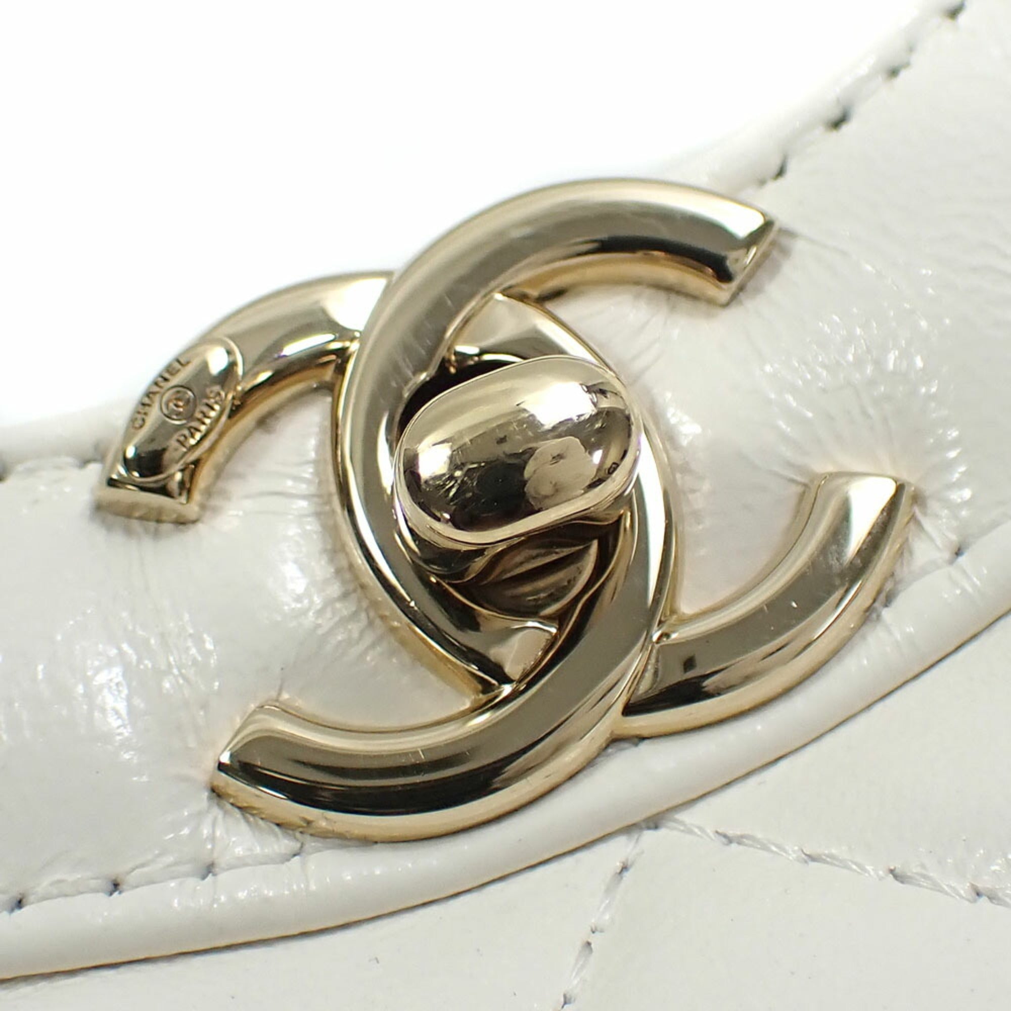 Chanel Matelasse White Leather Shoulder Bag (Pre-Owned)