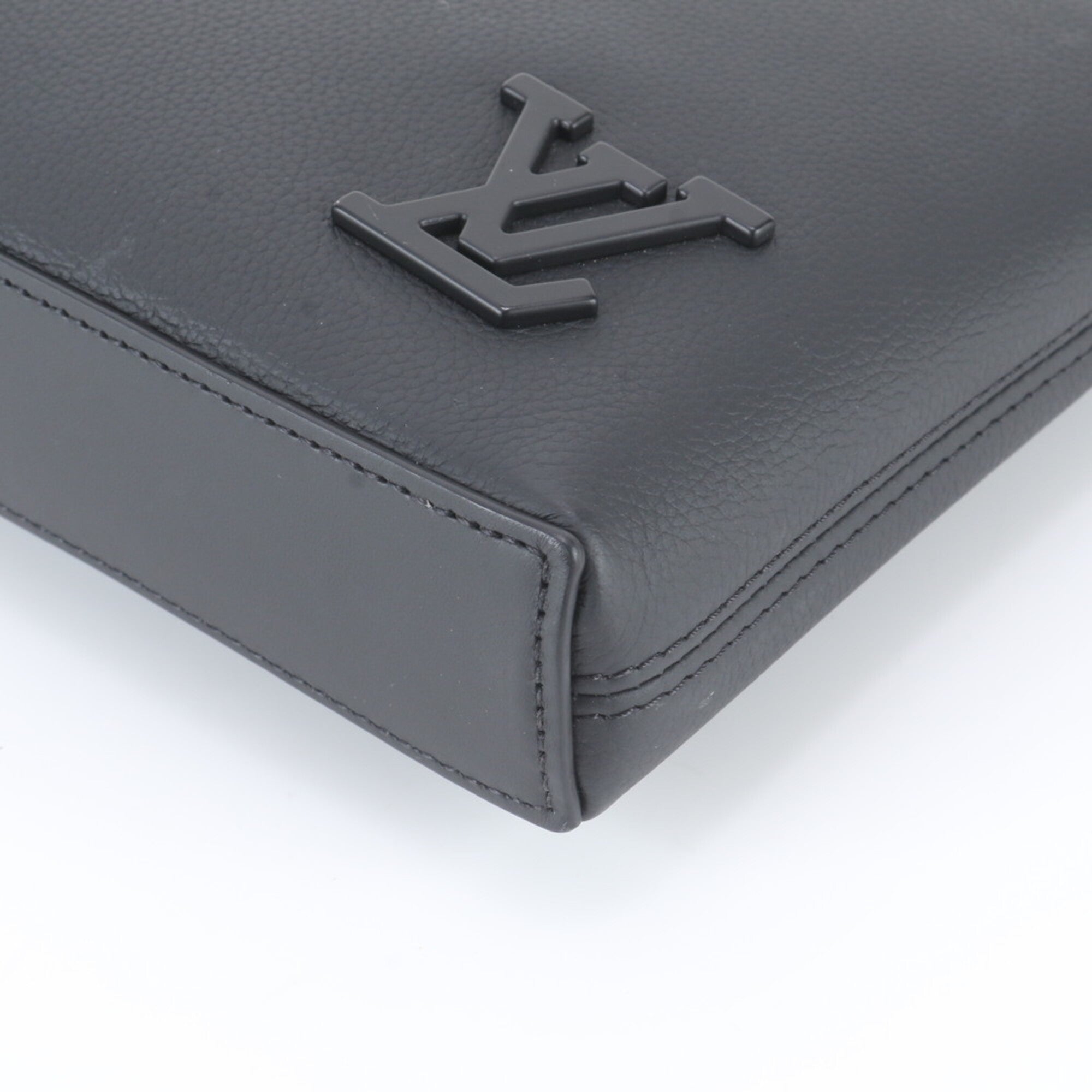 Louis Vuitton Noir Leather Clutch Bag Pochette (Pre-Owned)