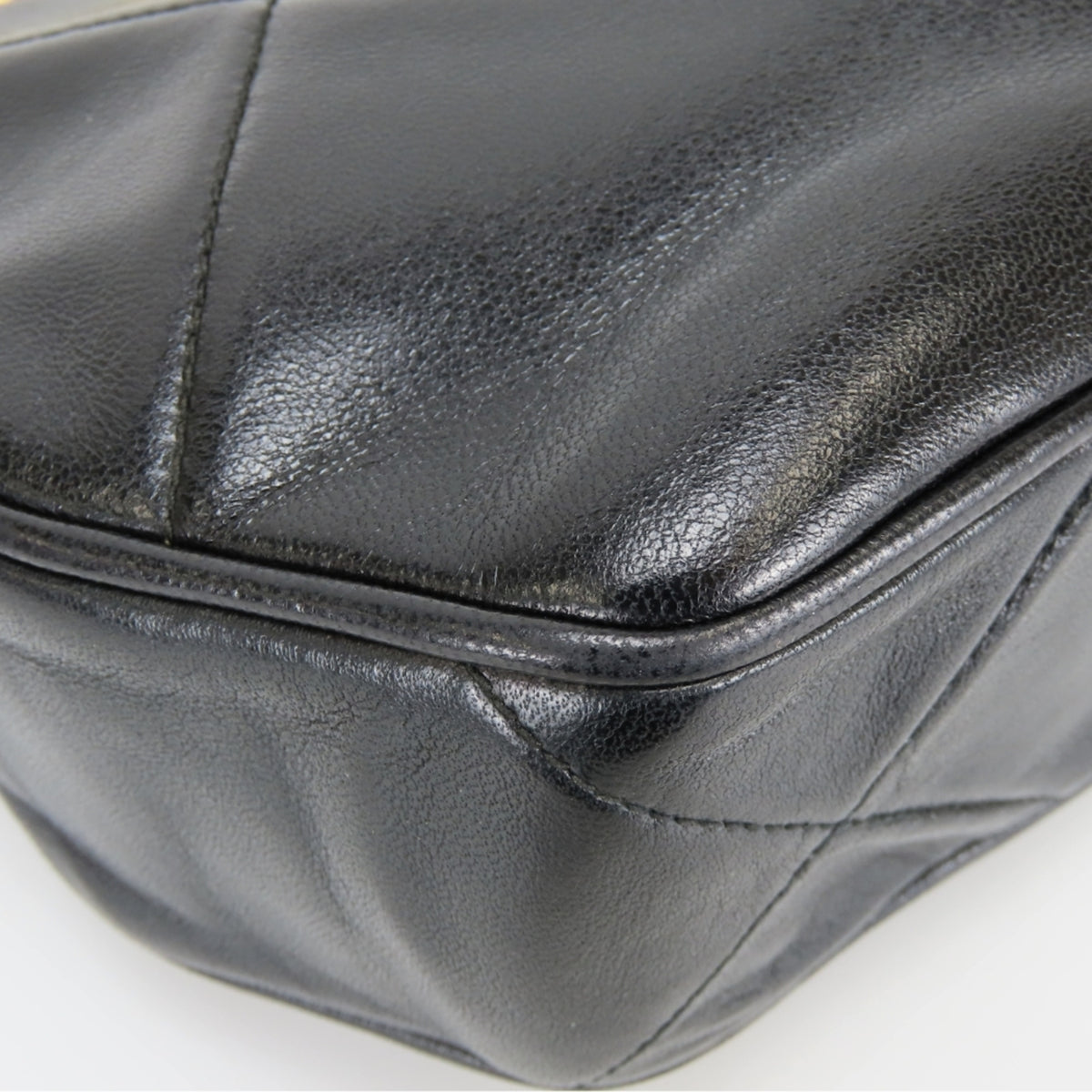 Chanel Black Leather Shoulder Bag (Pre-Owned)
