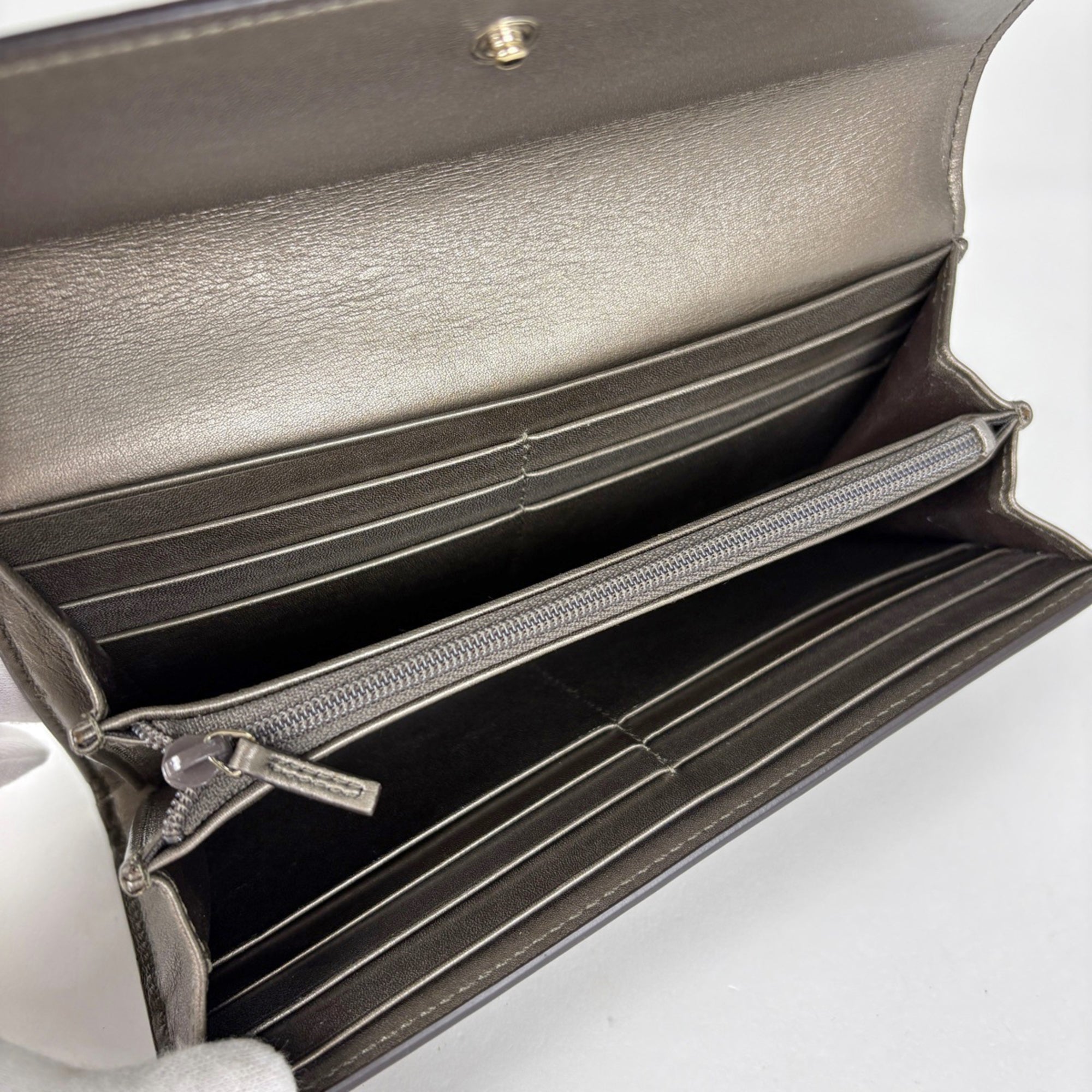 Gucci Microguccissima Grayish Patent Leather Long Wallet (Bi-Fold) (Pre-Owned)