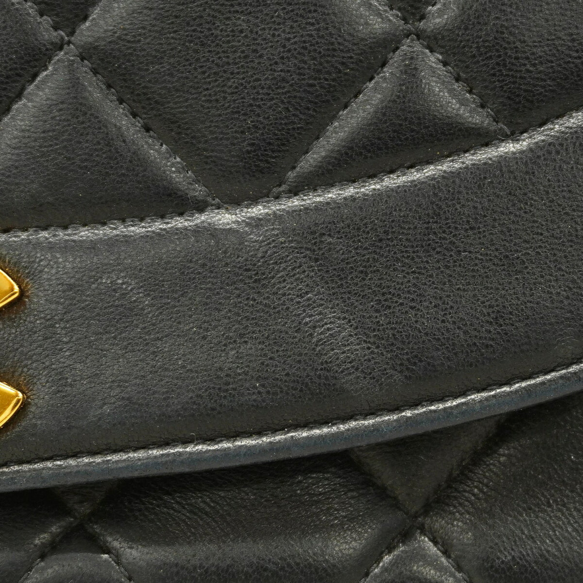 Chanel Black Leather Shoulder Bag (Pre-Owned)