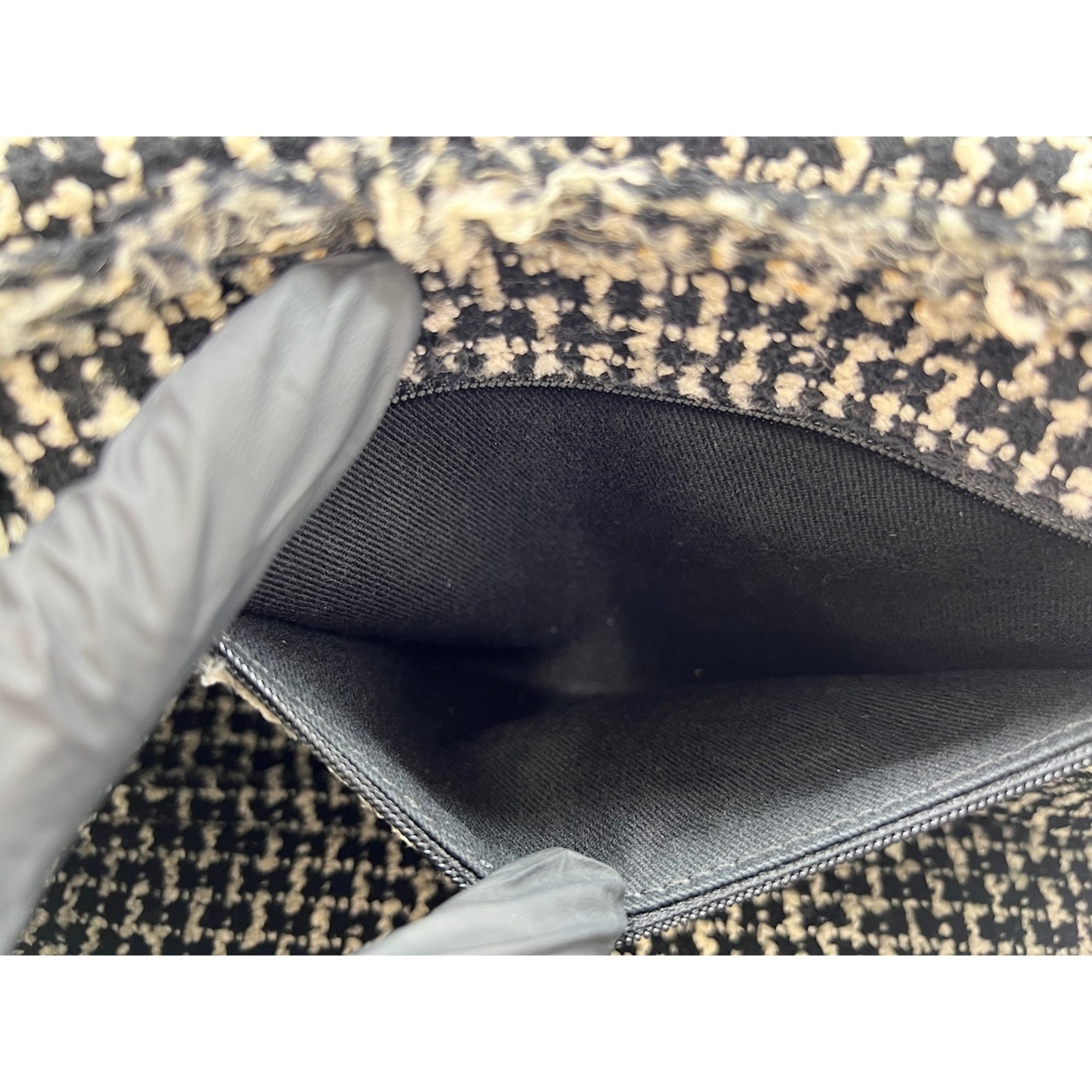 Chanel Black Shoulder Bag (Pre-Owned)