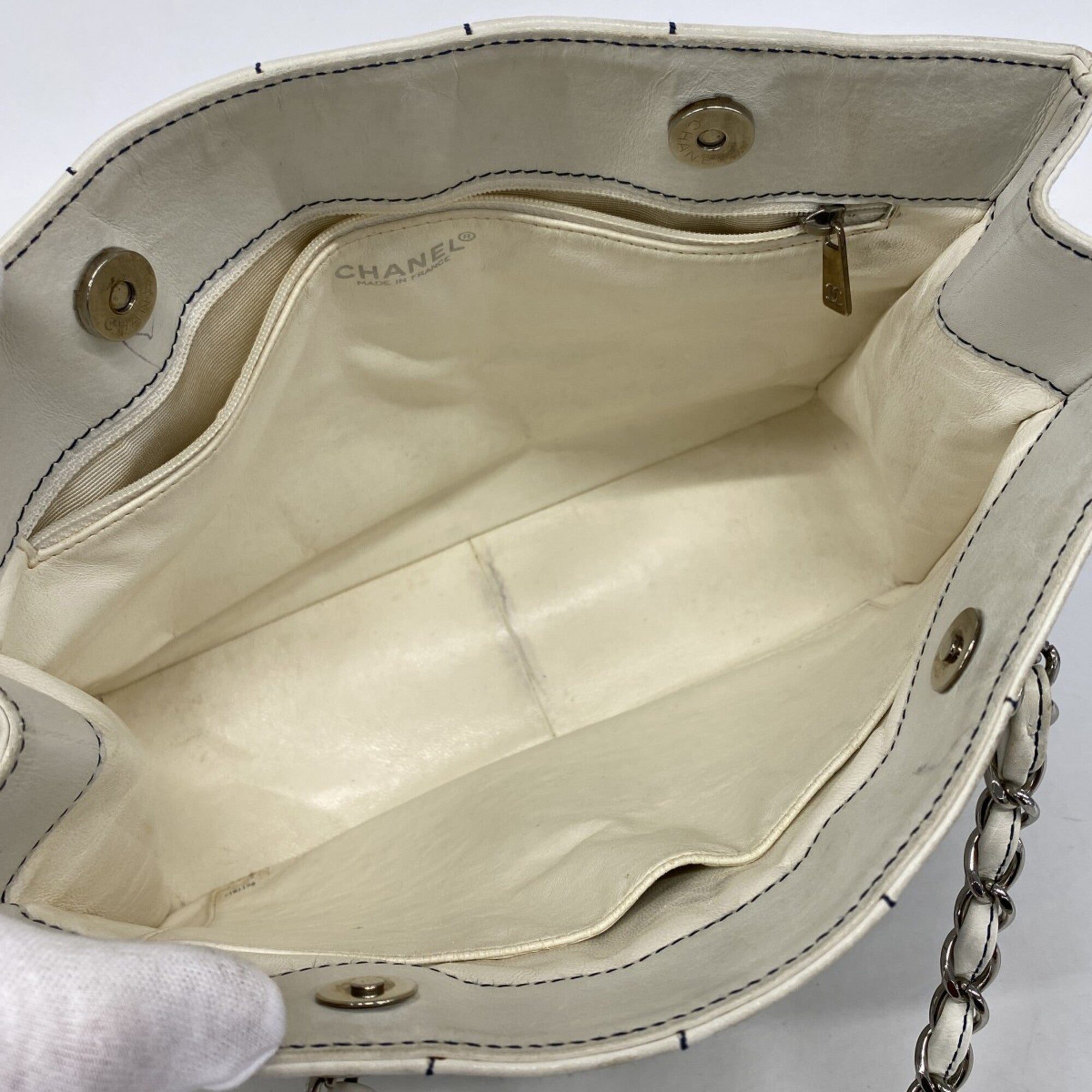 Chanel White Leather Tote Bag (Pre-Owned)