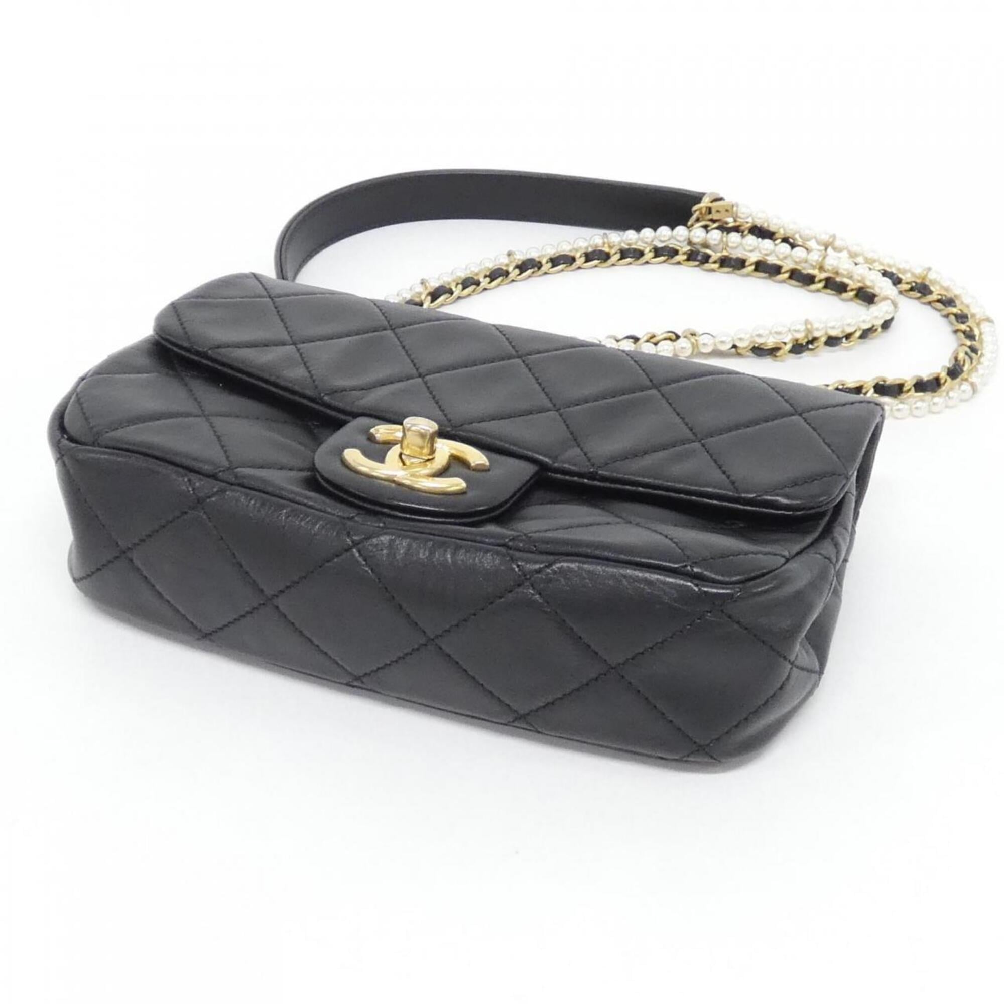 Chanel Black Leather Shoulder Bag (Pre-Owned)