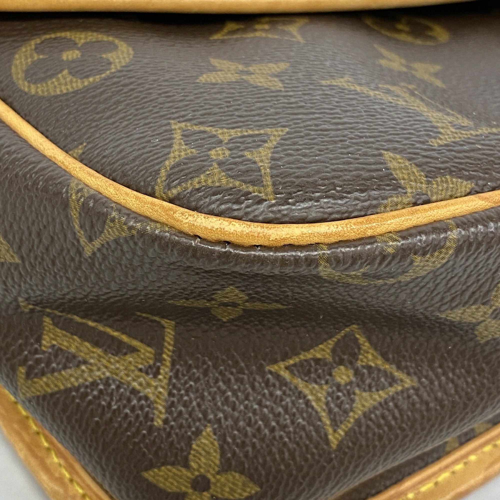 Louis Vuitton Brown Shoulder Bag (Pre-Owned)