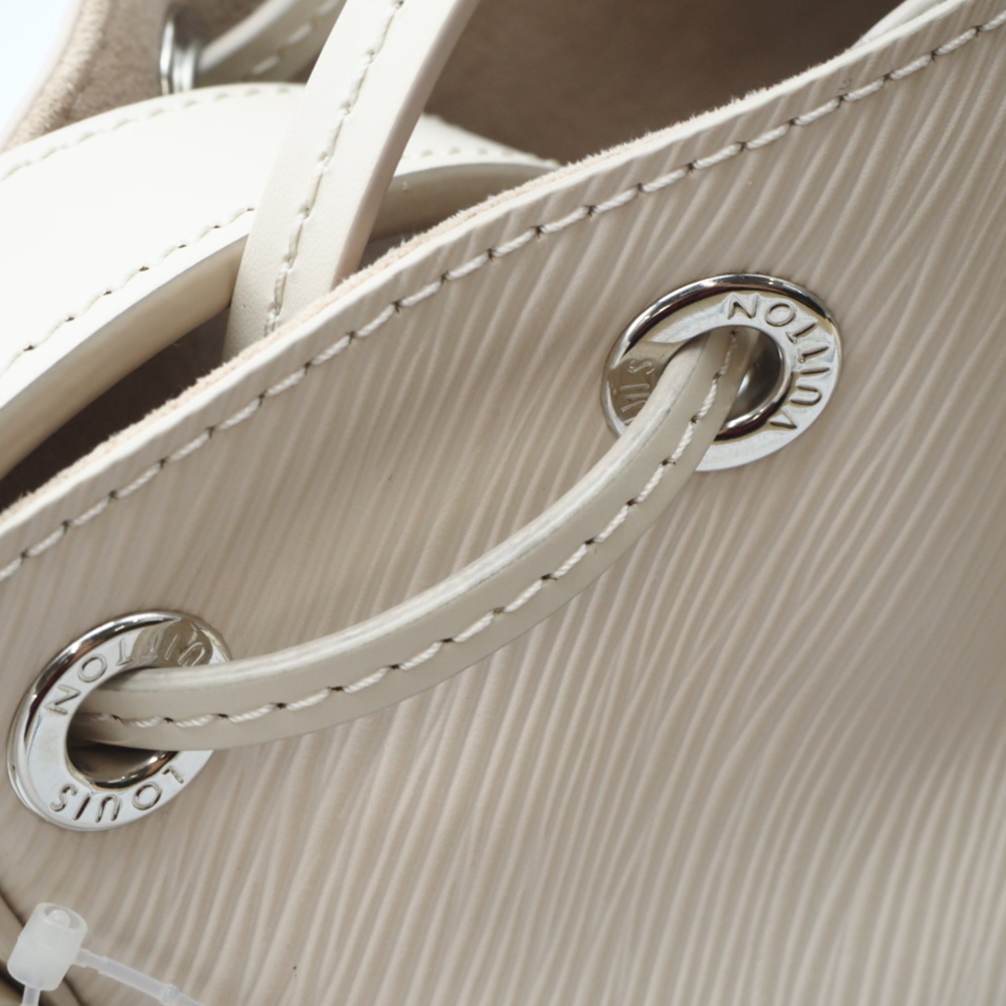Louis Vuitton Ivory Leather Shoulder Bag (Pre-Owned)