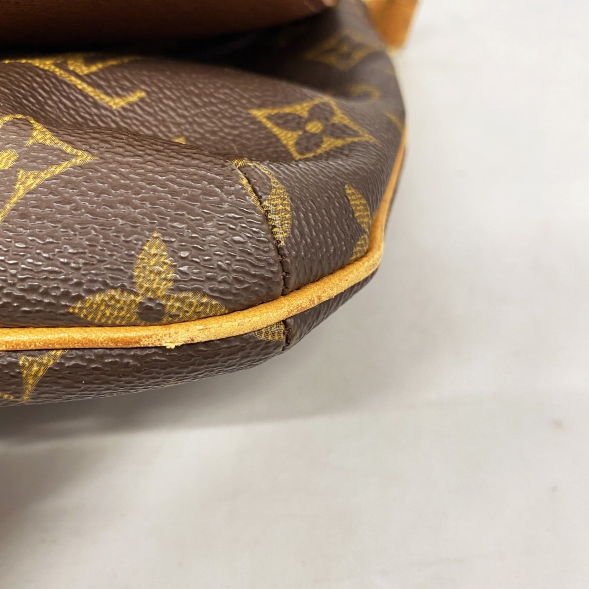 Louis Vuitton Brown Shoulder Bag (Pre-Owned)