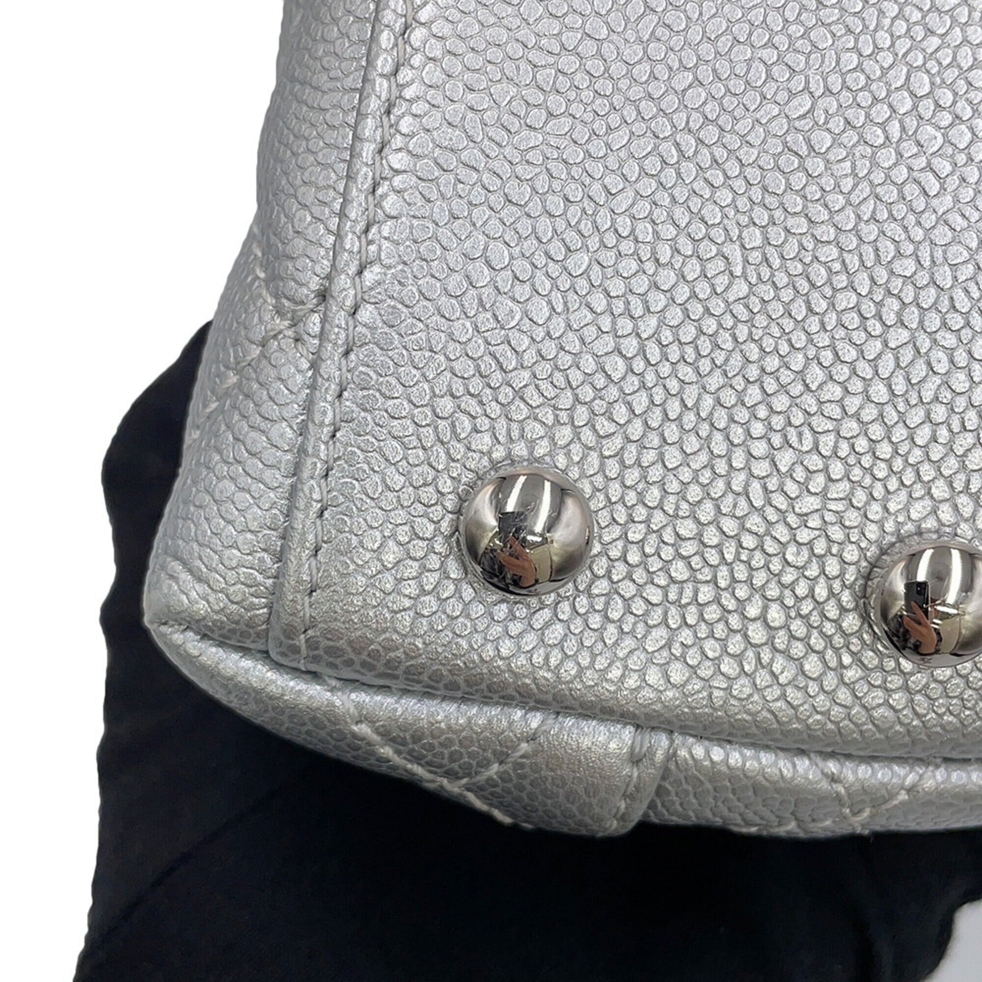 Chanel Matelasse Silver Grained Calfskin Handbag (Pre-Owned)