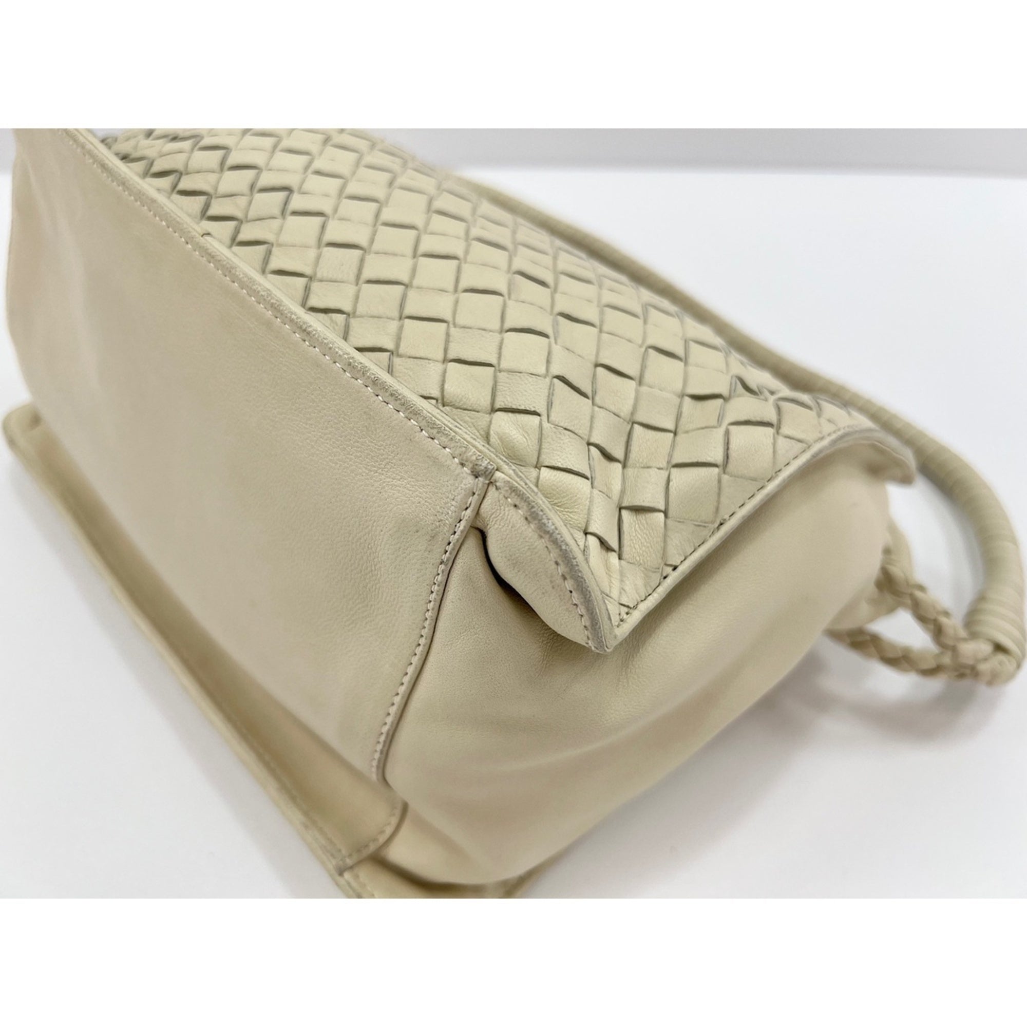 Bottega Veneta White Shoulder Bag (Pre-Owned)