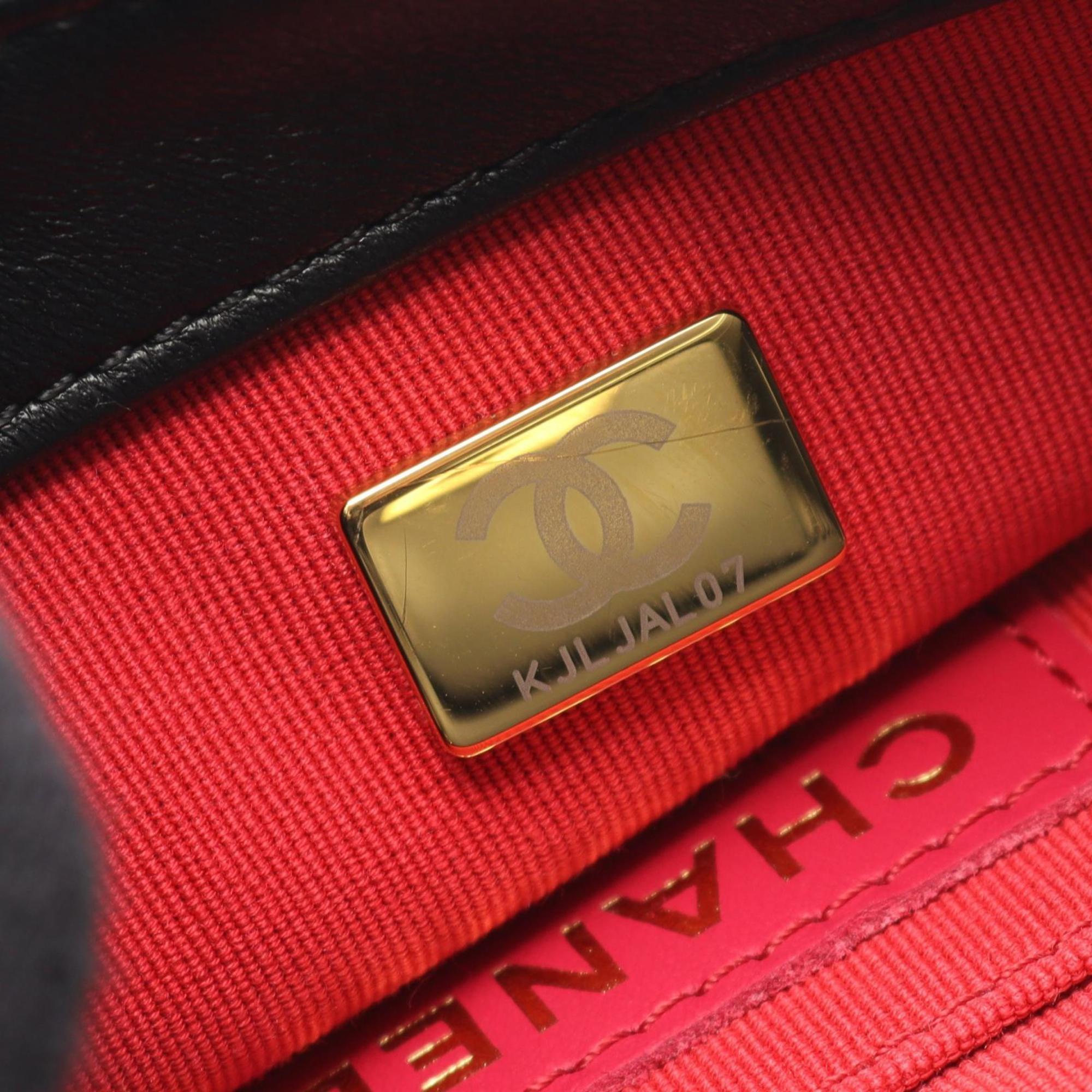 Chanel Black Leather Shoulder Bag (Pre-Owned)