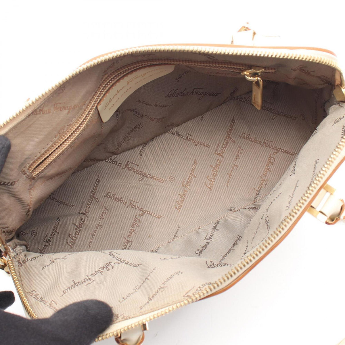 Salvatore Ferragamo Ivory Leather Handbag (Pre-Owned)