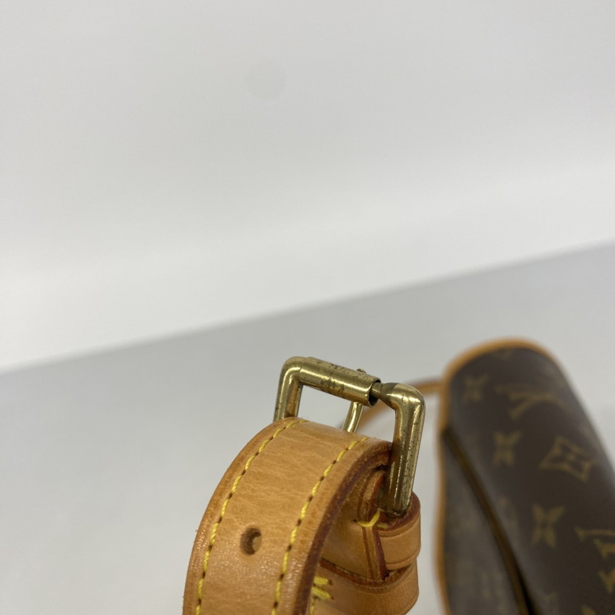 Louis Vuitton Brown Shoulder Bag (Pre-Owned)