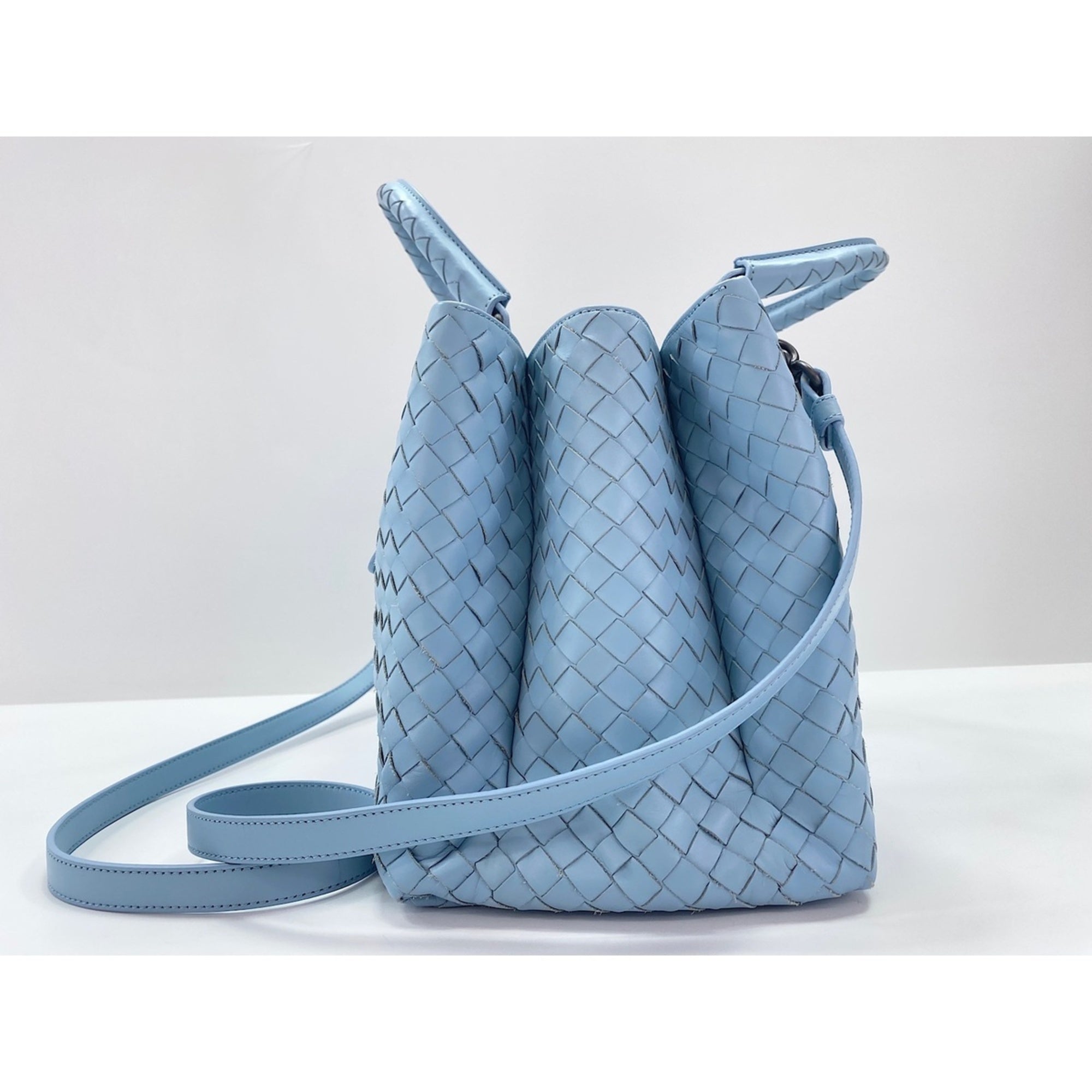 Bottega Veneta Blue Leather Handbag (Pre-Owned)