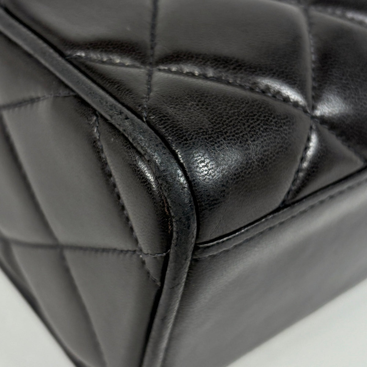 Chanel Matelasse Black Leather Shoulder Bag (Pre-Owned)