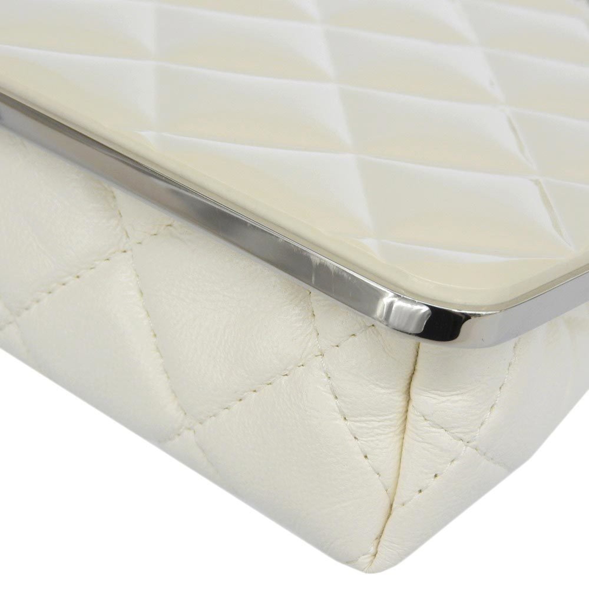 Chanel White Leather Shoulder Bag (Pre-Owned)