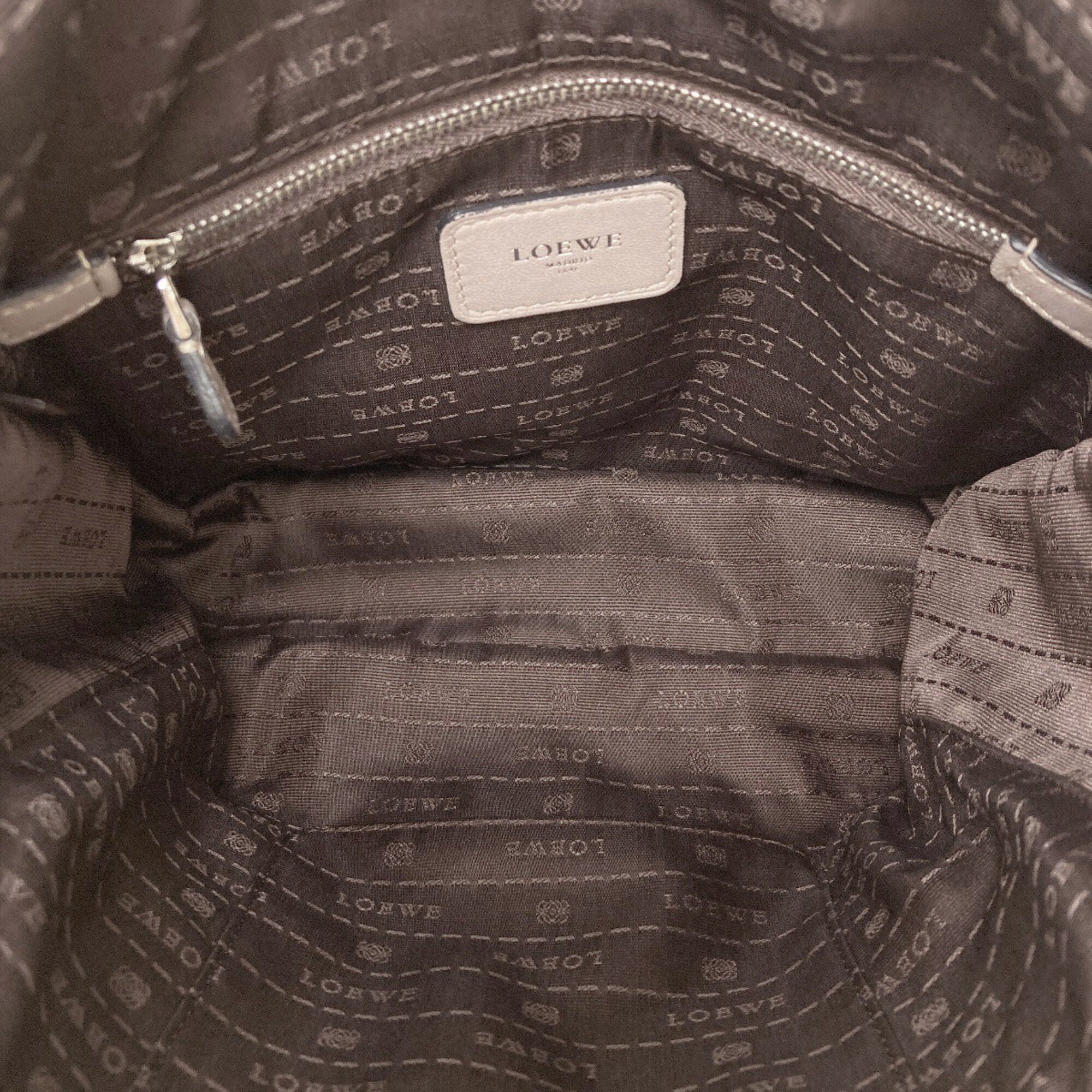Loewe Grayish Leather Shoulder Bag (Pre-Owned)