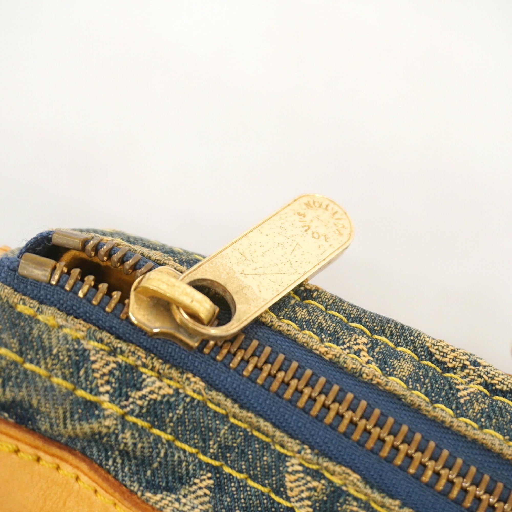 Louis Vuitton Blue Handbag (Pre-Owned)
