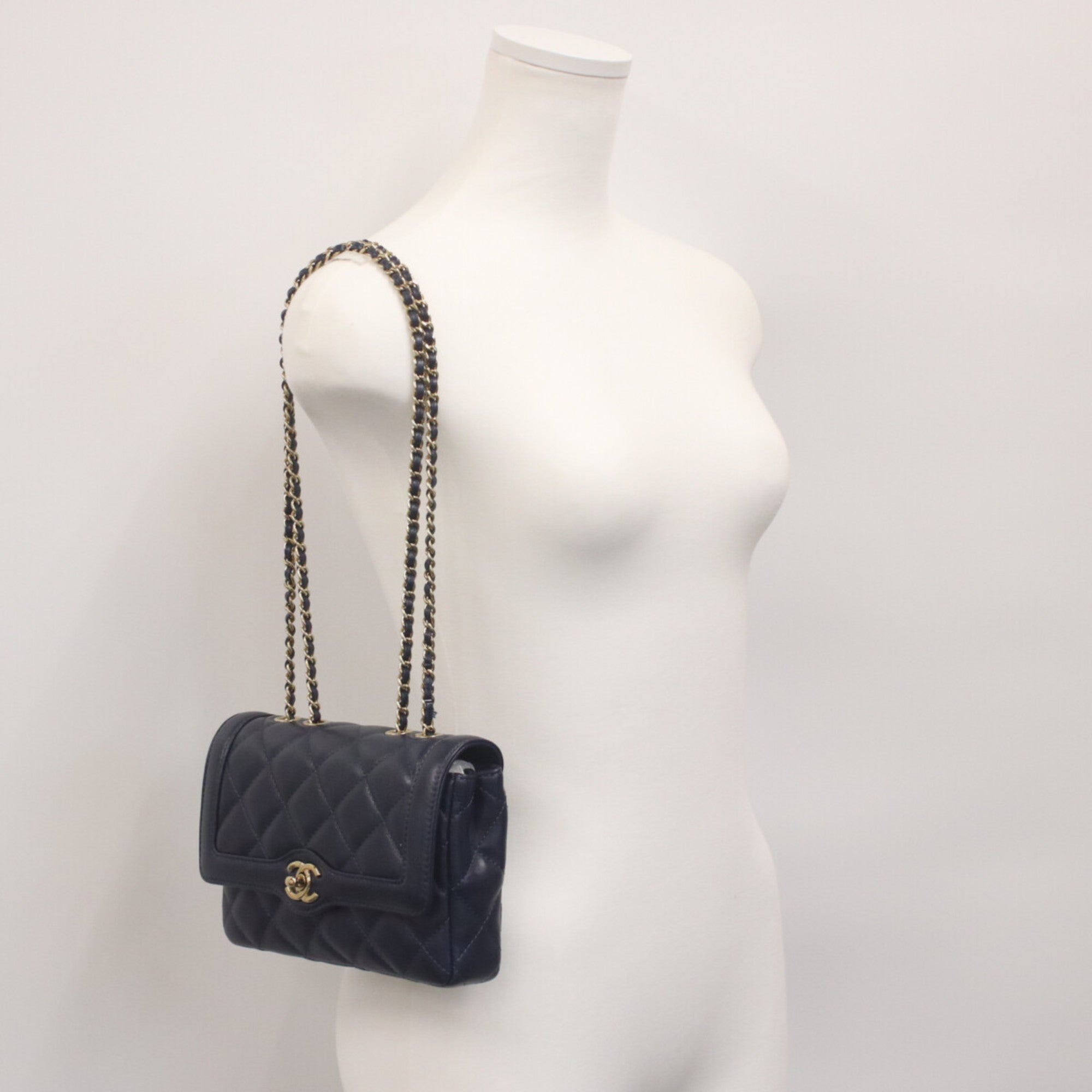 Chanel Navy Leather Shoulder Bag (Pre-Owned)