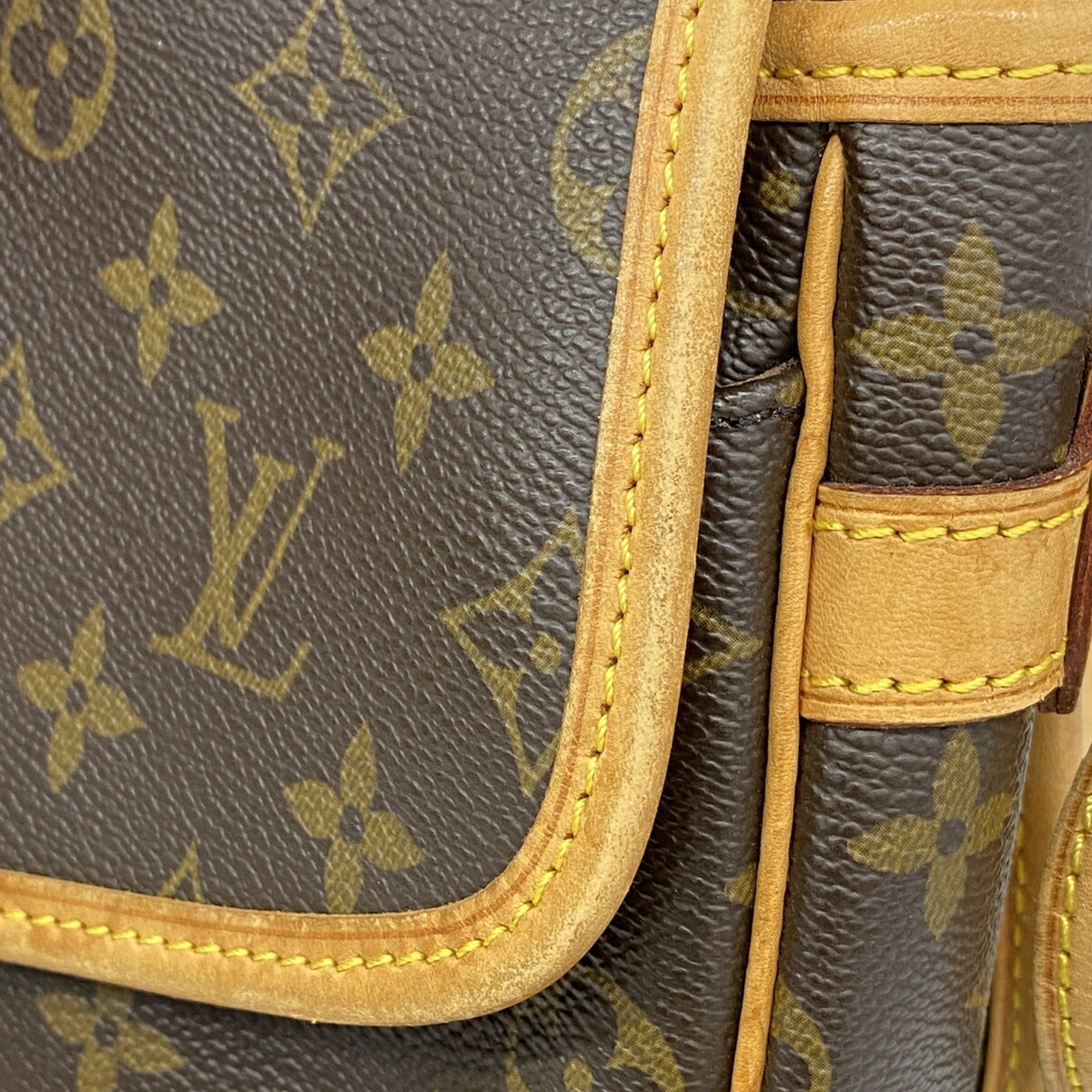 Louis Vuitton Brown Shoulder Bag (Pre-Owned)