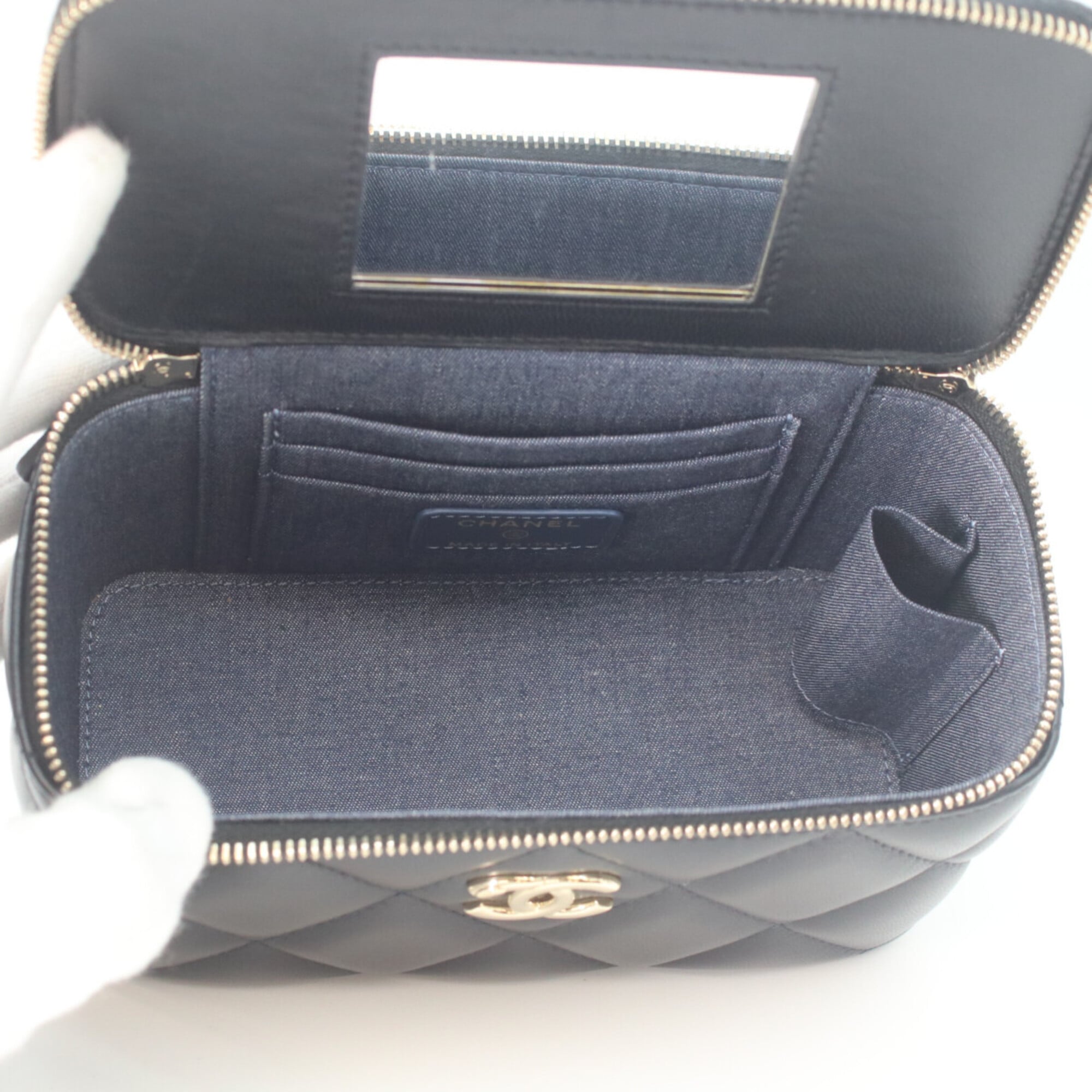 Chanel Black Leather Shoulder Bag (Pre-Owned)