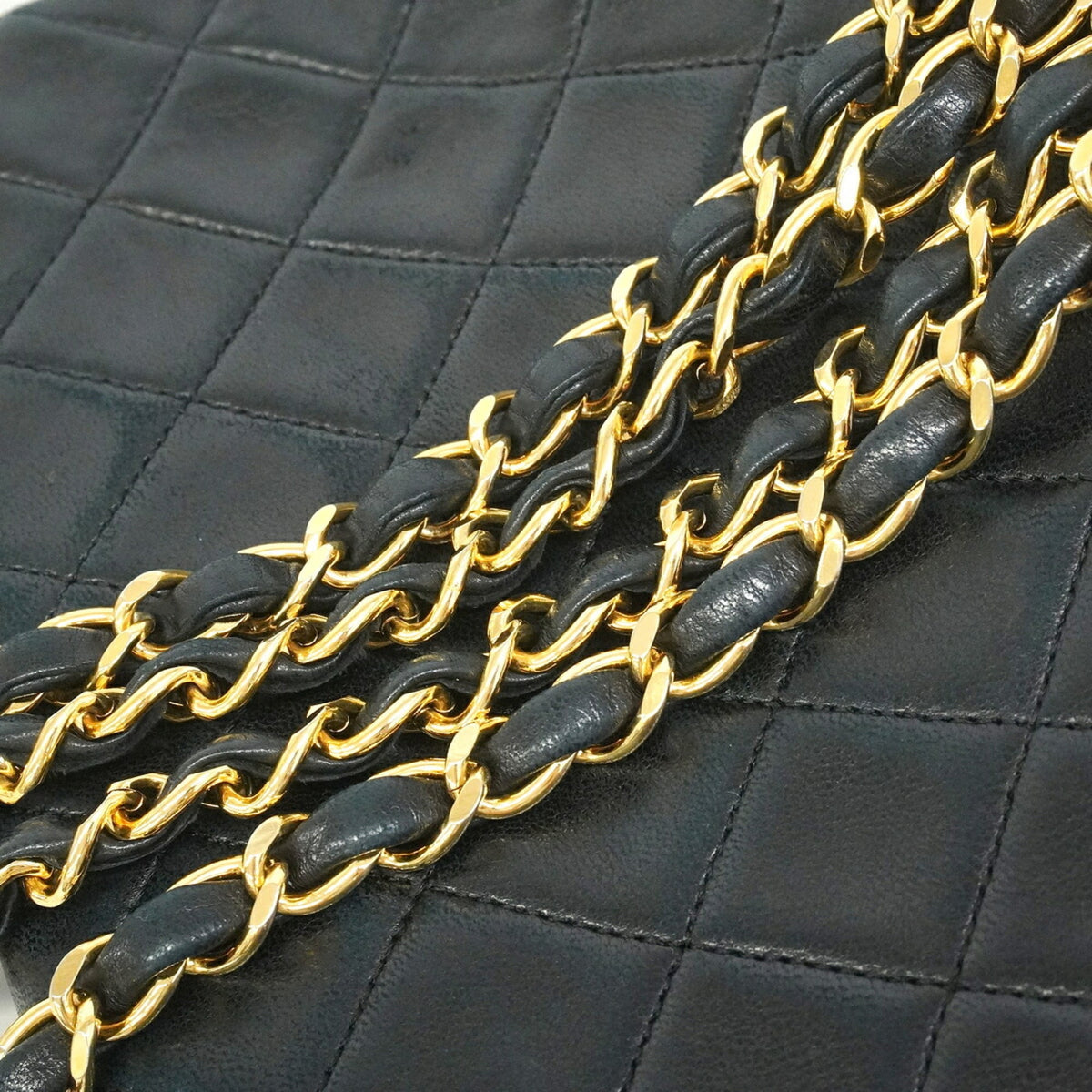 Chanel Black Leather Shoulder Bag (Pre-Owned)