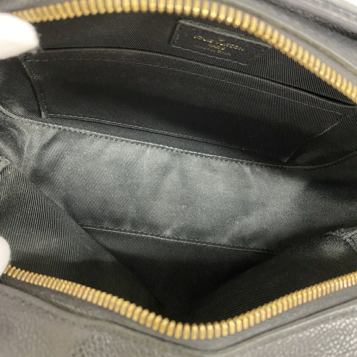 Louis Vuitton Noir Shoulder Bag (Pre-Owned)