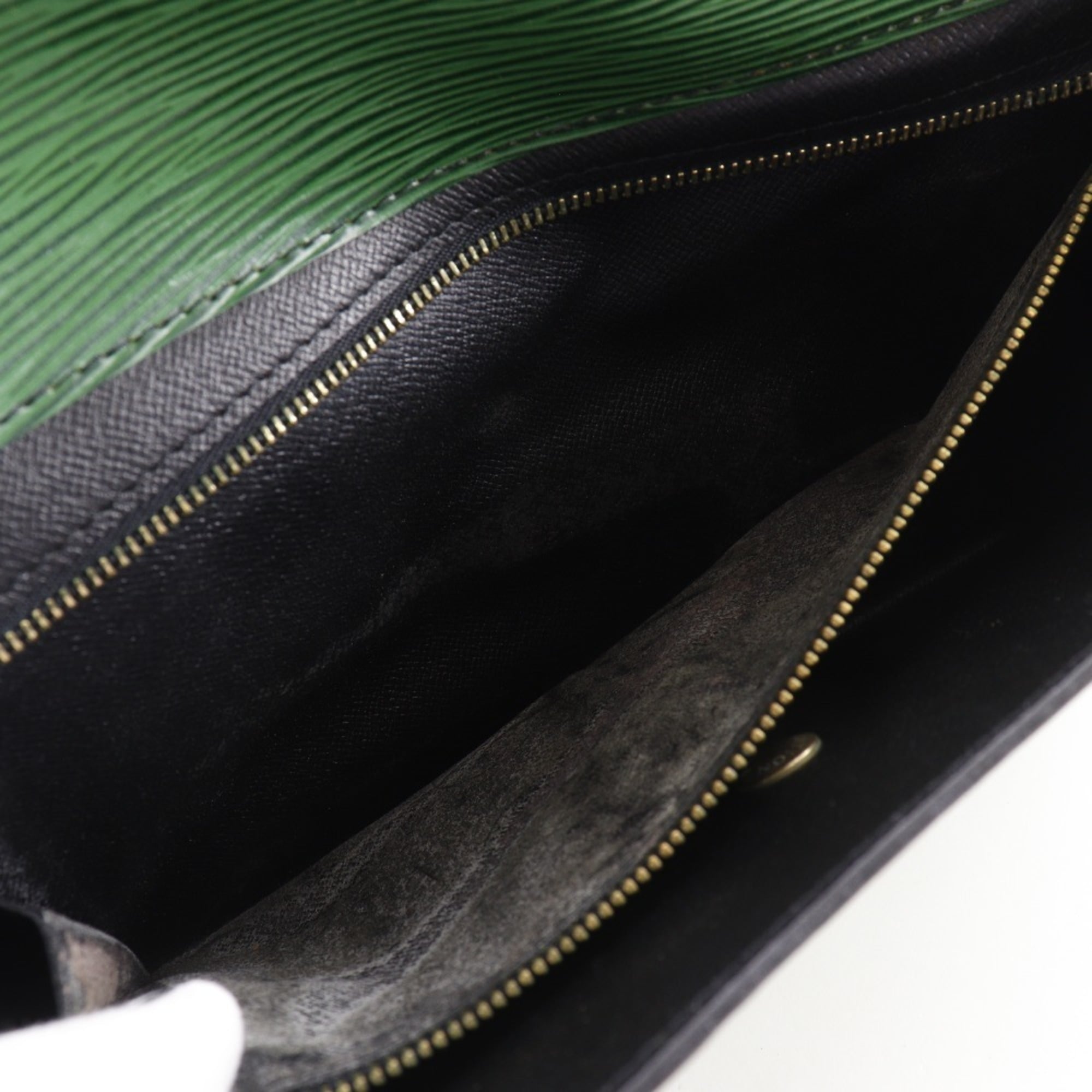 Louis Vuitton Borneo Green Green Epi Leather Clutch Bag (Pre-Owned)