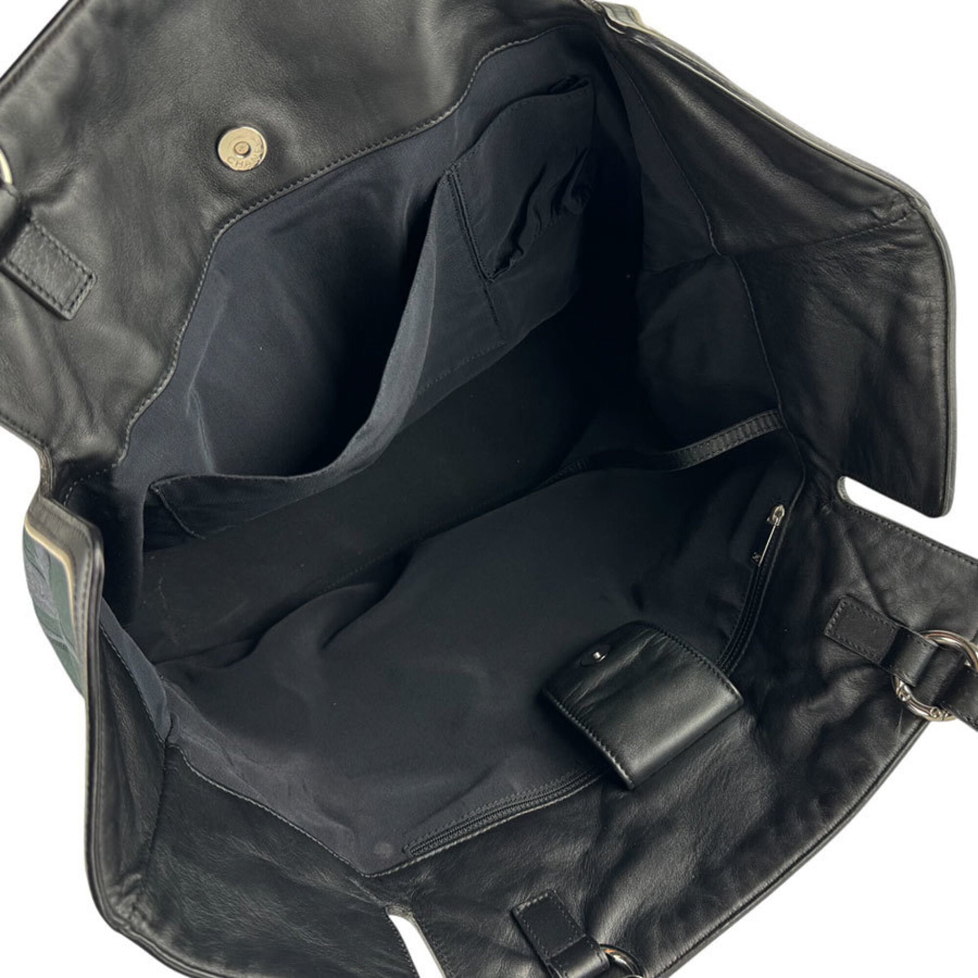 Chanel Black Canvas Leather Handbag (Pre-Owned)
