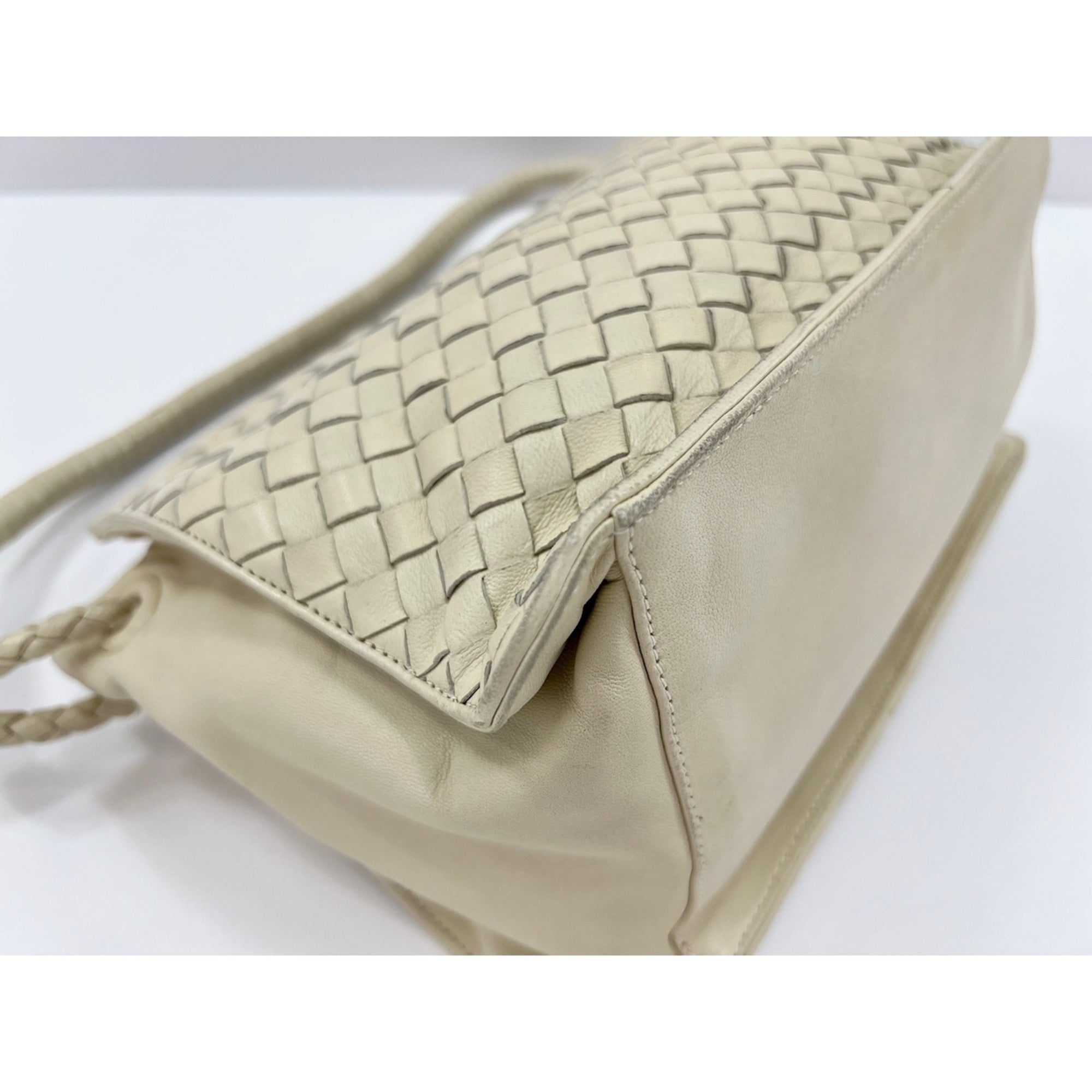 Bottega Veneta White Shoulder Bag (Pre-Owned)