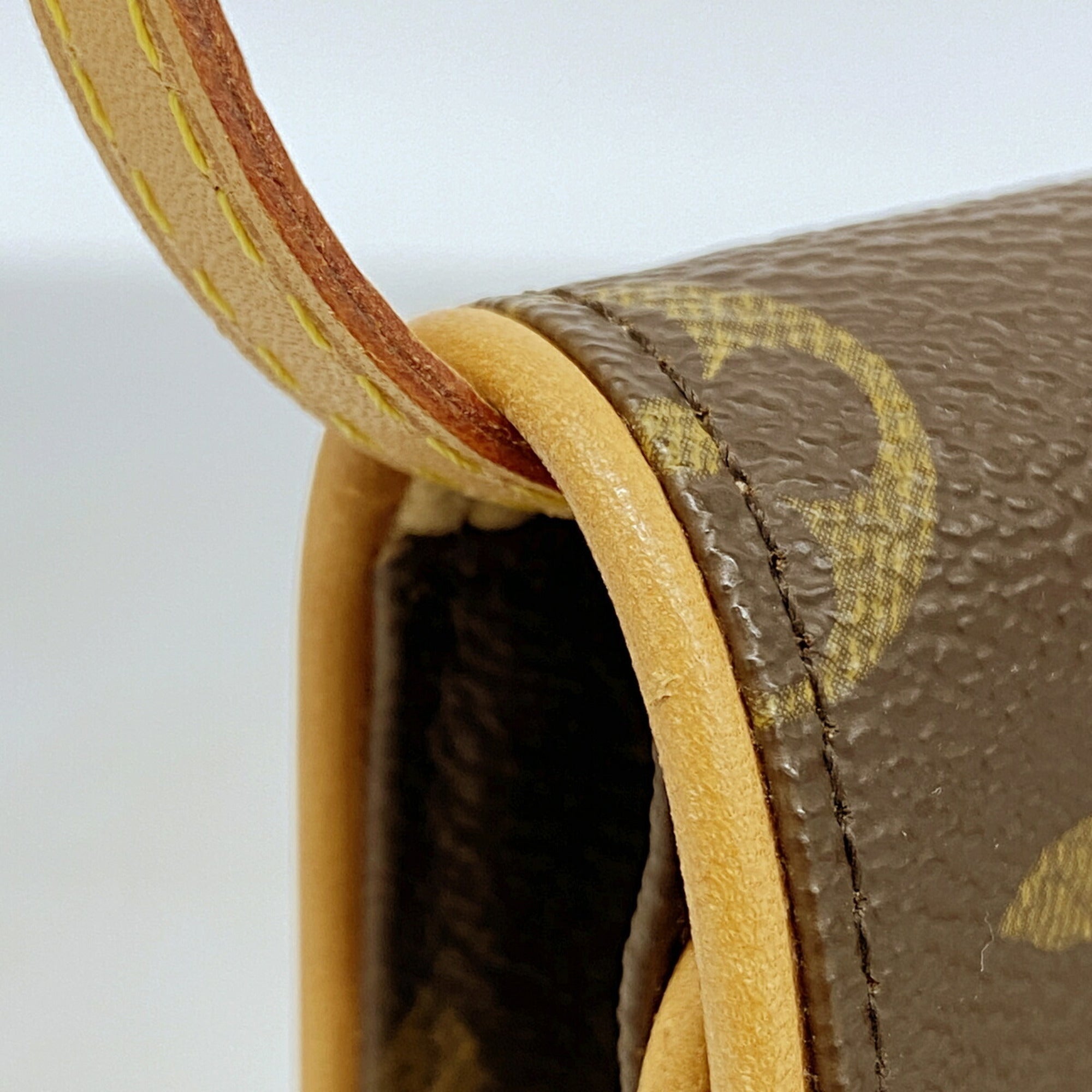 Louis Vuitton Brown Shoulder Bag (Pre-Owned)