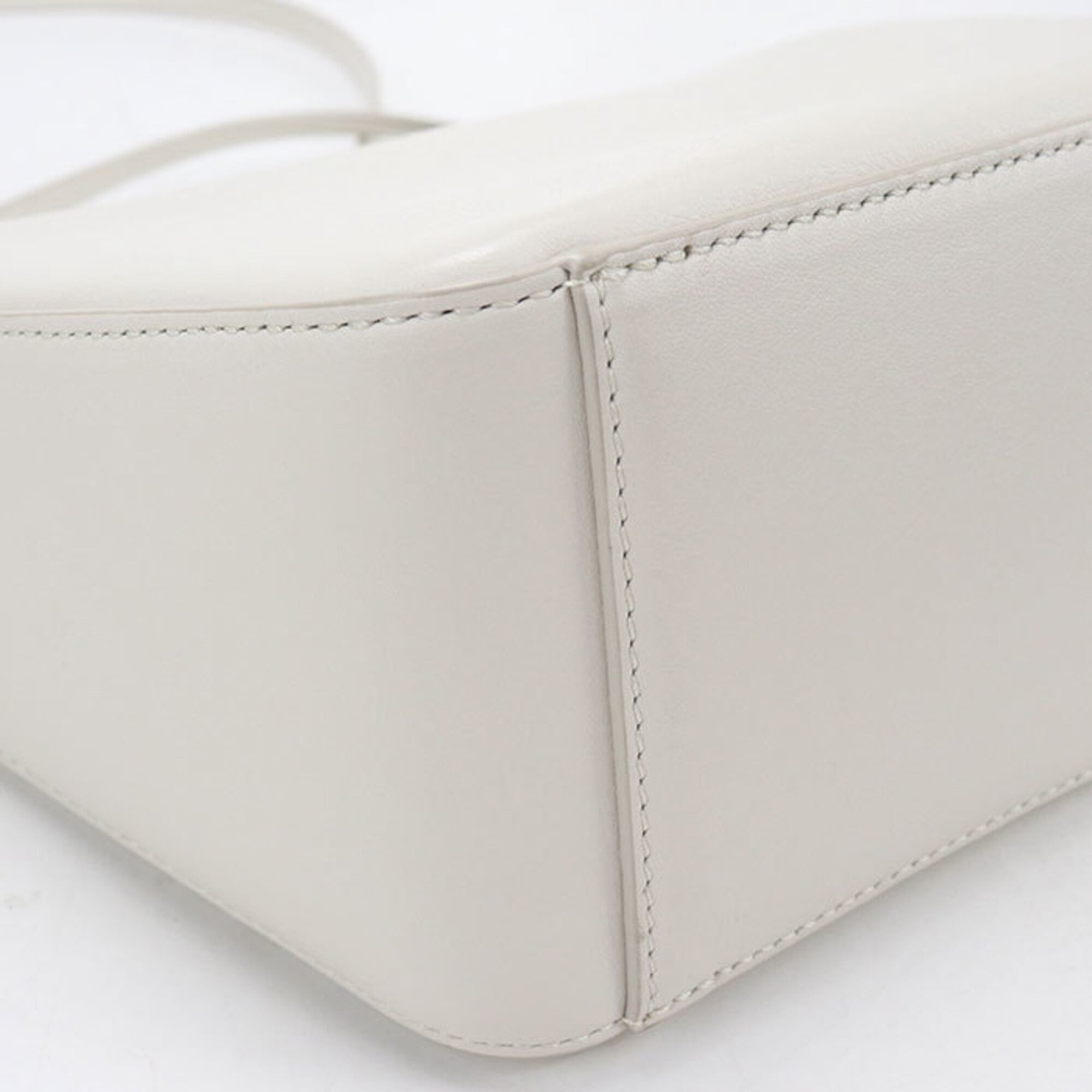 Loewe White Leather Shoulder Bag (Pre-Owned)
