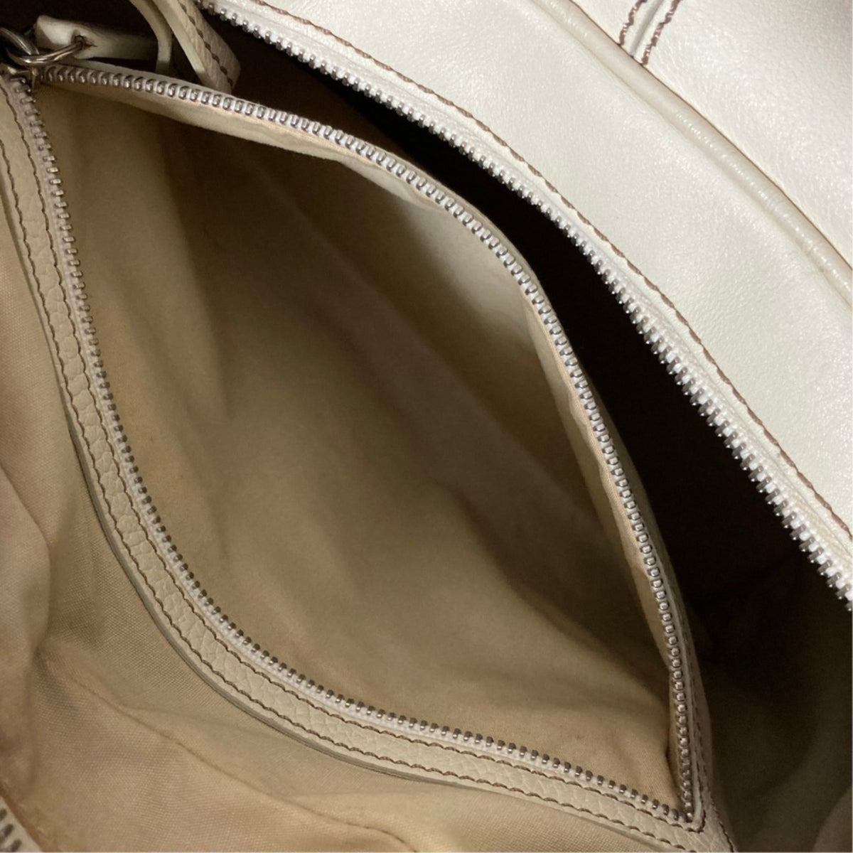 Tod's White Leather Shoulder Bag (Pre-Owned)