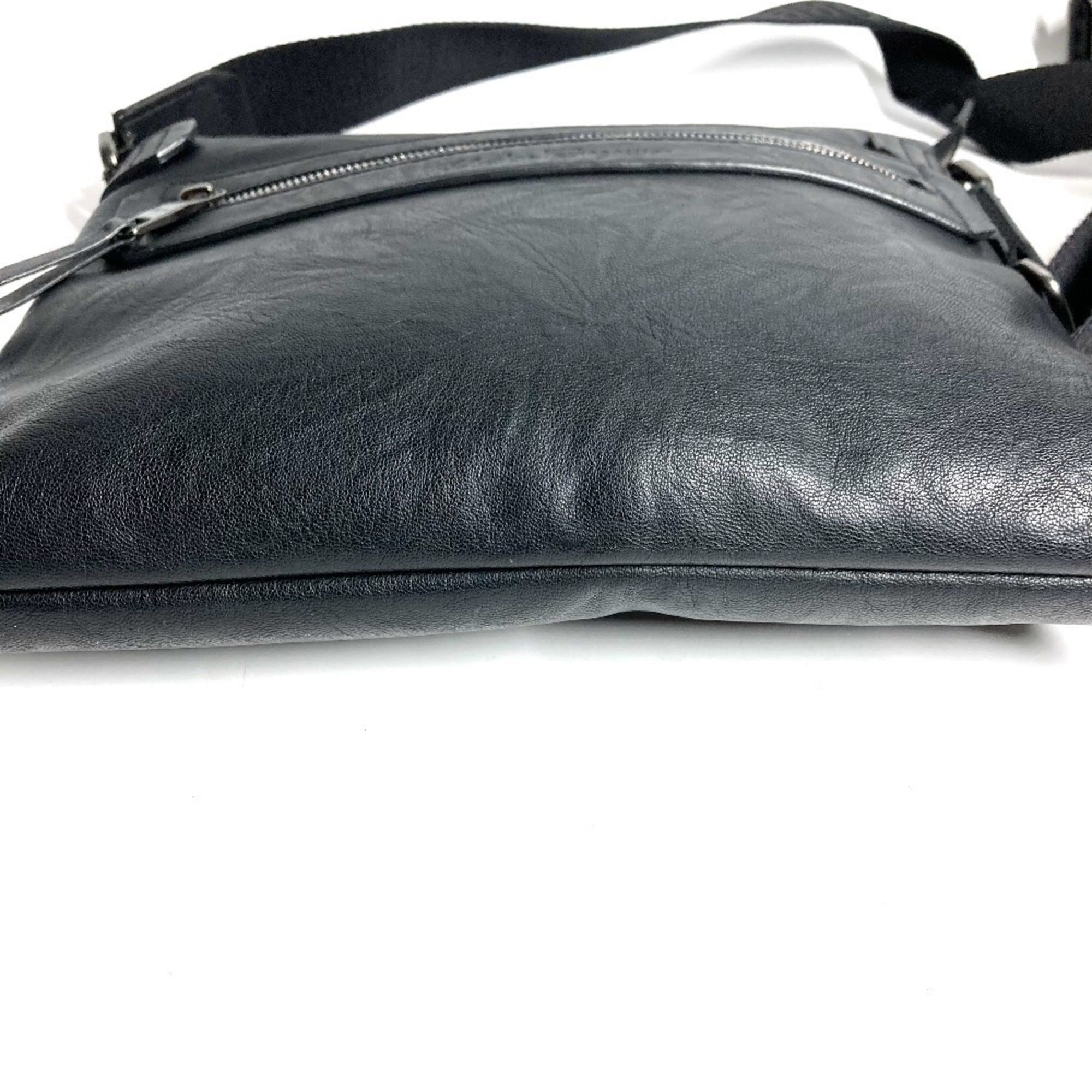 Salvatore Ferragamo Black Leather Shoulder Bag (Pre-Owned)