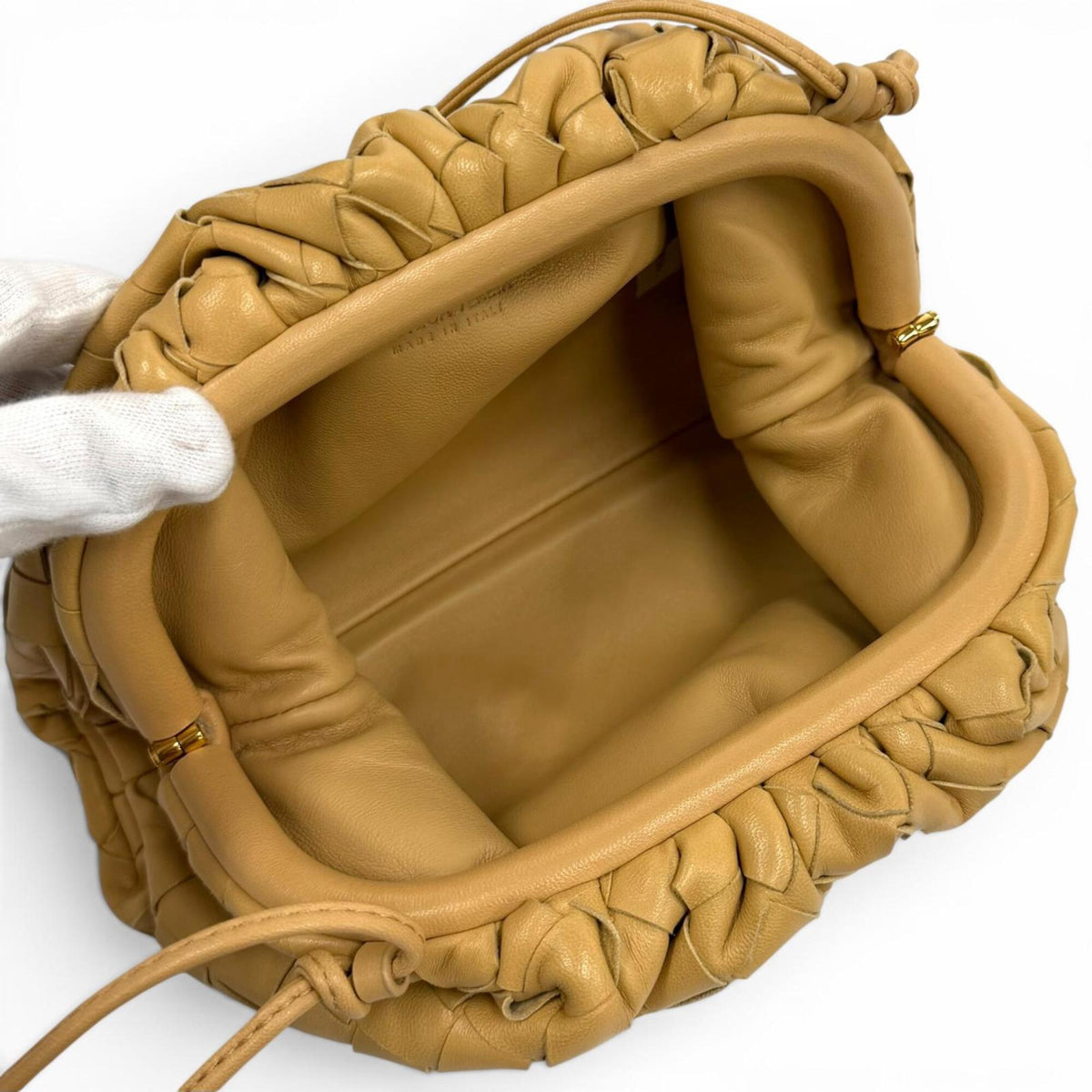 Bottega Veneta Beige Leather Pouch Shoulder Bag (Pre-Owned)