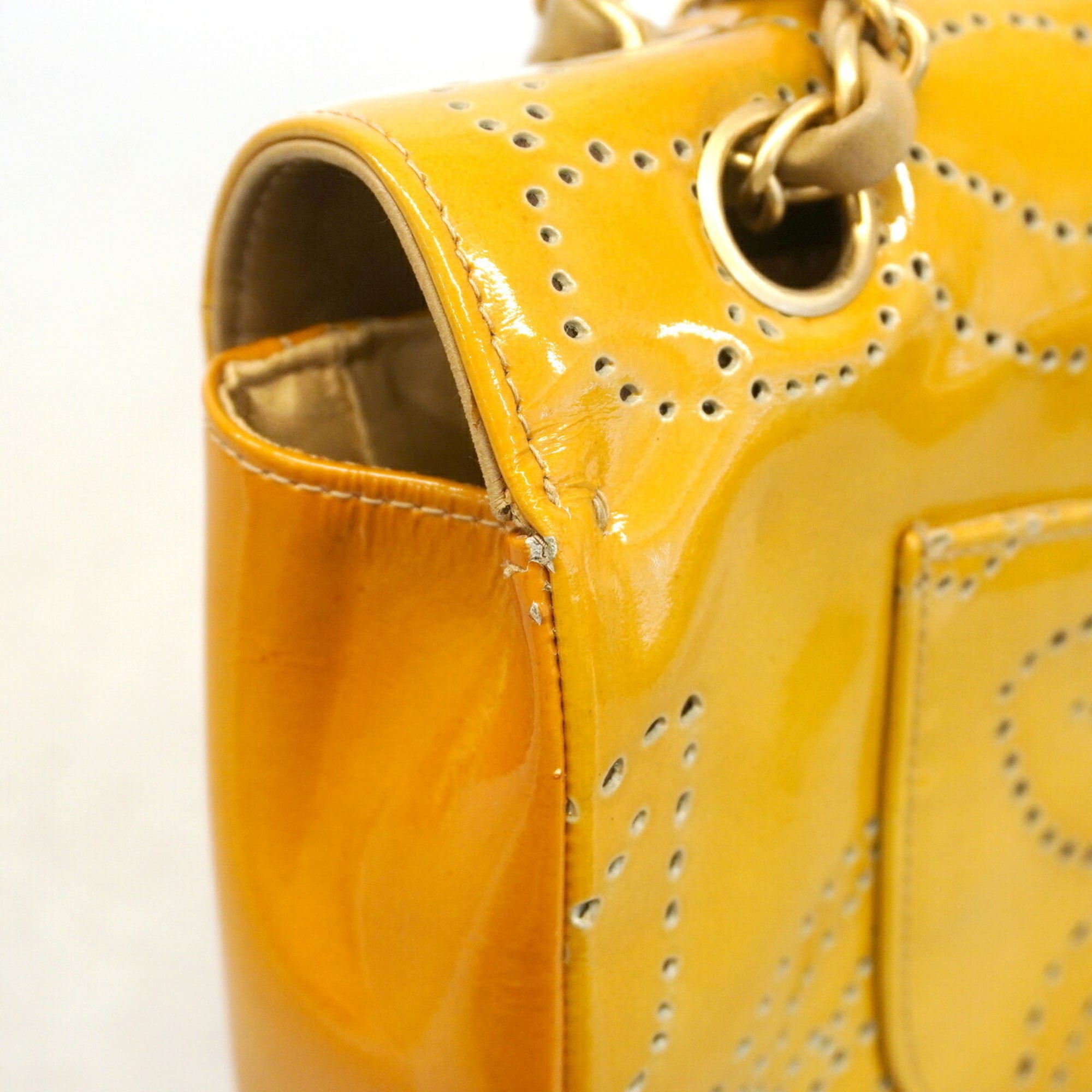 Chanel Yellow Patent Leather Shoulder Bag (Pre-Owned)
